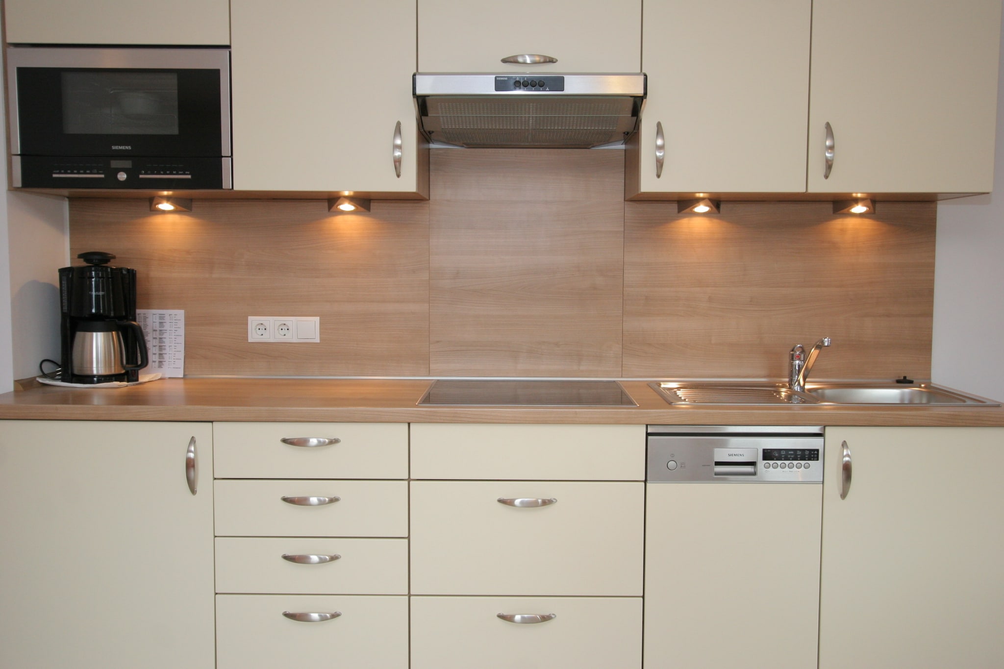 The newly built and very well equipped stylish flats are located in the centre of Uderns in the middle of a breathtaking mountain scenery with the ski bus stop directly in front of the house and are only 2 km away from the Hochzillertal/Kaltenbach cable cars. Two flats each on the 1st and 2nd floor for 6 and 7 people are also ideal for a holiday stay for several families. 
The pizzeria in the house invites you for a visit to spoil you with delicacies. A holiday at its best in cosy surroundings.