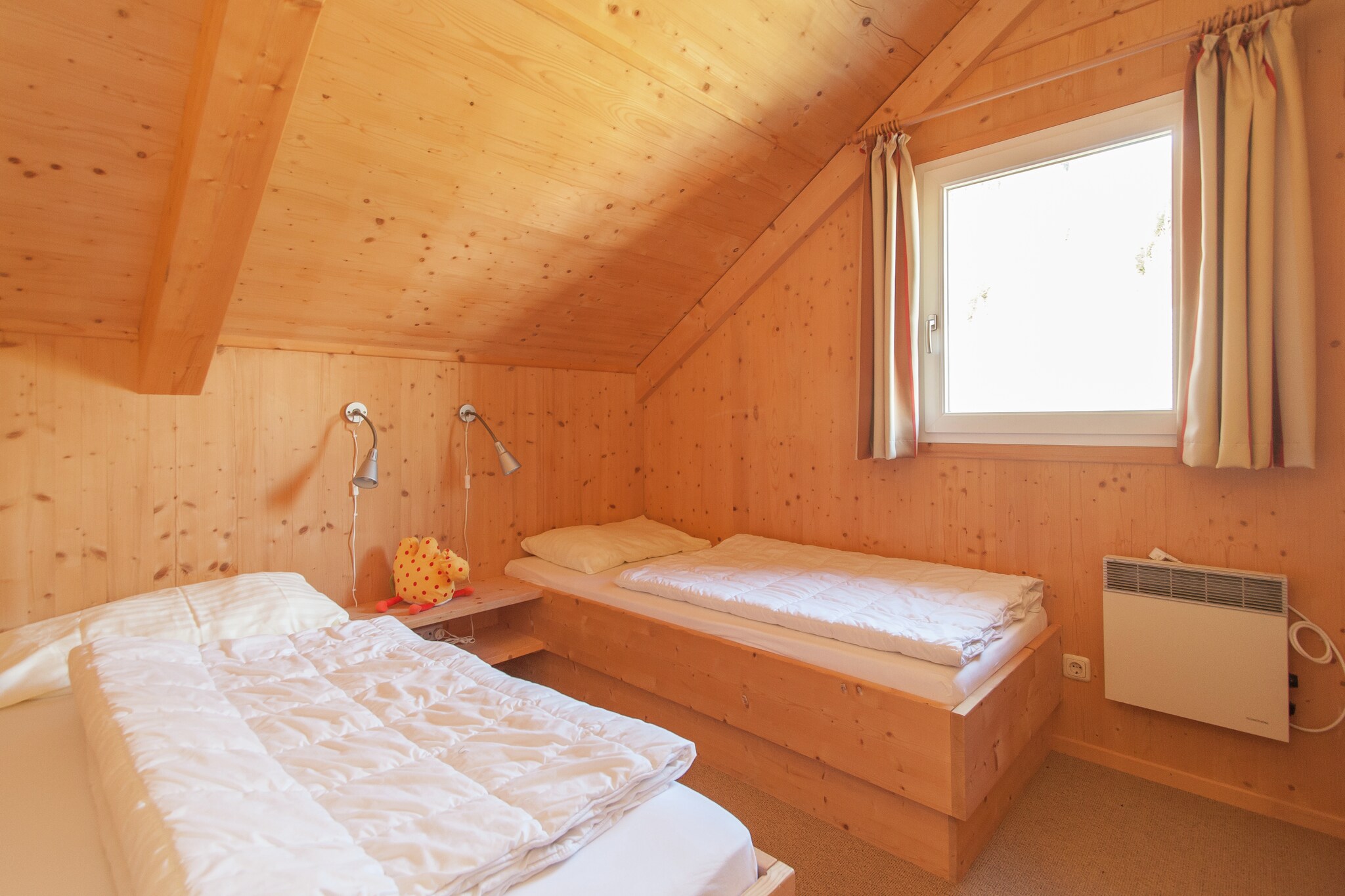 Experience the tranquility of green Styria in this beautifully located chalet, offering 100 m² of inviting space for up to 9 guests. This charming retreat features 4 comfortable bedrooms, one bathroom with a relaxing bathtub, and another bathroom with a refreshing shower. Step outside to enjoy your private terrace, complete with an outdoor whirlpool – ideal for unwinding after a day of exploration.
The chalet's prime location in the heart of nature makes it easy to immerse yourself in the serene environment and fully enjoy your holiday. Situated approximately 15 km from the Kreischberg Ski Area, it’s perfect for both winter sports enthusiasts and summer adventurers. A supermarket is conveniently located just 2 km away. During your stay at Almdorf Stadl an der Mur, you’ll have access to a variety of leisure activities. The chalet's location directly on the Mur River offers an excellent starting point for cycling along the Mur Cycle Path, rafting tours, or mountain hikes. For a nostalgic experience, take a ride on the Murtalbahn to Murau or Tamsweg. In winter, the nearby Kreischberg ski area provides exceptional skiing and snowboarding opportunities.
The open-plan kitchen is fully equipped to meet all your culinary needs, including cutlery, cookware, a ceramic hob, oven, dishwasher, and a fridge with freezer compartment. Additional amenities include a toaster, kettle, and coffee machine. A small starter kit with dishwasher tabs, dishwashing liquid (sample), sponge, garbage bags, cleaning supplies, and a tea towel will be ready upon your arrival. Wi-Fi and satellite TV are included for your convenience.
The included MurauCard (summer) offers you a lot of discounts in the region.