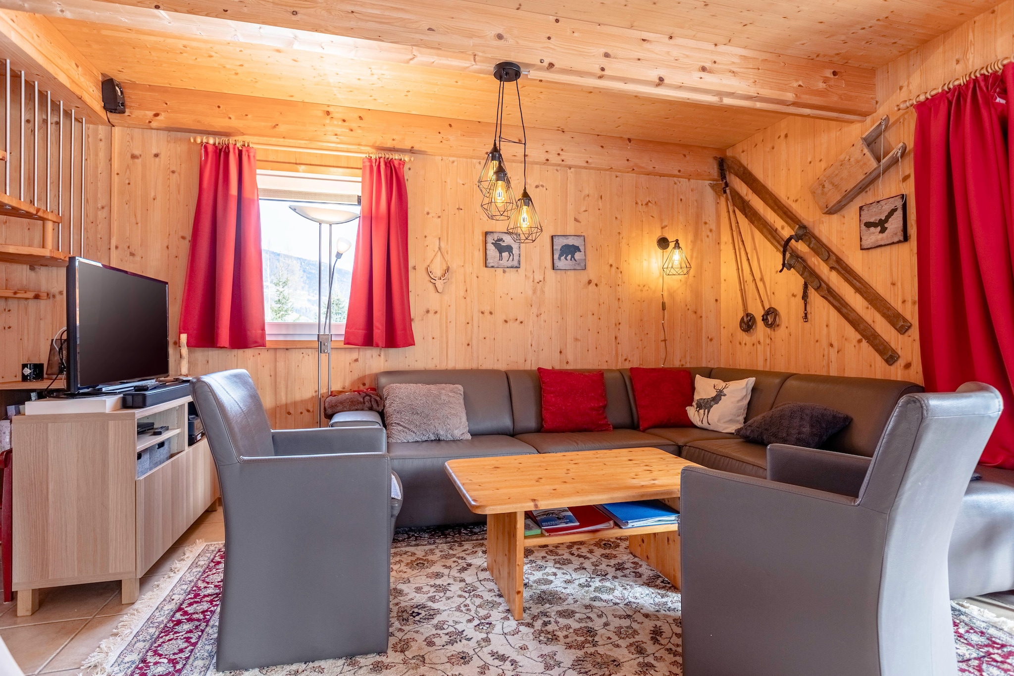 Experience the tranquility of green Styria in this beautifully located chalet, offering 100 m² of inviting space for up to 9 guests. This charming retreat features 4 comfortable bedrooms, one bathroom with a relaxing bathtub, and another bathroom with a refreshing shower. Step outside to enjoy your private terrace, complete with an outdoor whirlpool – ideal for unwinding after a day of exploration.
The chalet's prime location in the heart of nature makes it easy to immerse yourself in the serene environment and fully enjoy your holiday. Situated approximately 15 km from the Kreischberg Ski Area, it’s perfect for both winter sports enthusiasts and summer adventurers. A supermarket is conveniently located just 2 km away. During your stay at Almdorf Stadl an der Mur, you’ll have access to a variety of leisure activities. The chalet's location directly on the Mur River offers an excellent starting point for cycling along the Mur Cycle Path, rafting tours, or mountain hikes. For a nostalgic experience, take a ride on the Murtalbahn to Murau or Tamsweg. In winter, the nearby Kreischberg ski area provides exceptional skiing and snowboarding opportunities.
The open-plan kitchen is fully equipped to meet all your culinary needs, including cutlery, cookware, a ceramic hob, oven, dishwasher, and a fridge with freezer compartment. Additional amenities include a toaster, kettle, and coffee machine. A small starter kit with dishwasher tabs, dishwashing liquid (sample), sponge, garbage bags, cleaning supplies, and a tea towel will be ready upon your arrival. Wi-Fi and satellite TV are included for your convenience.
The included MurauCard (summer) offers you a lot of discounts in the region.