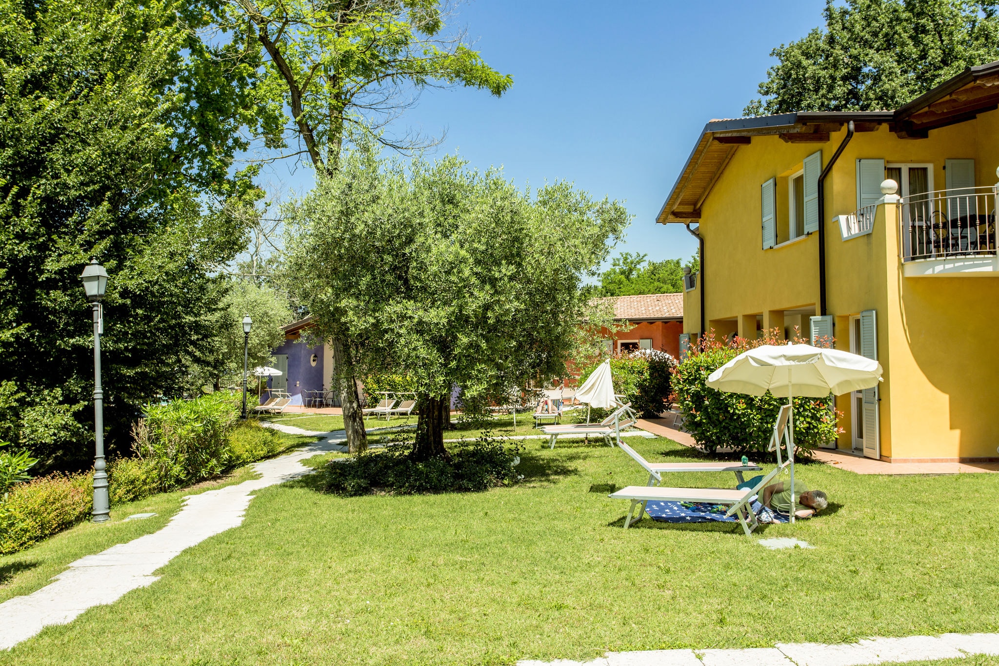 Modern Holiday Home in Manerba del Garda with Garden