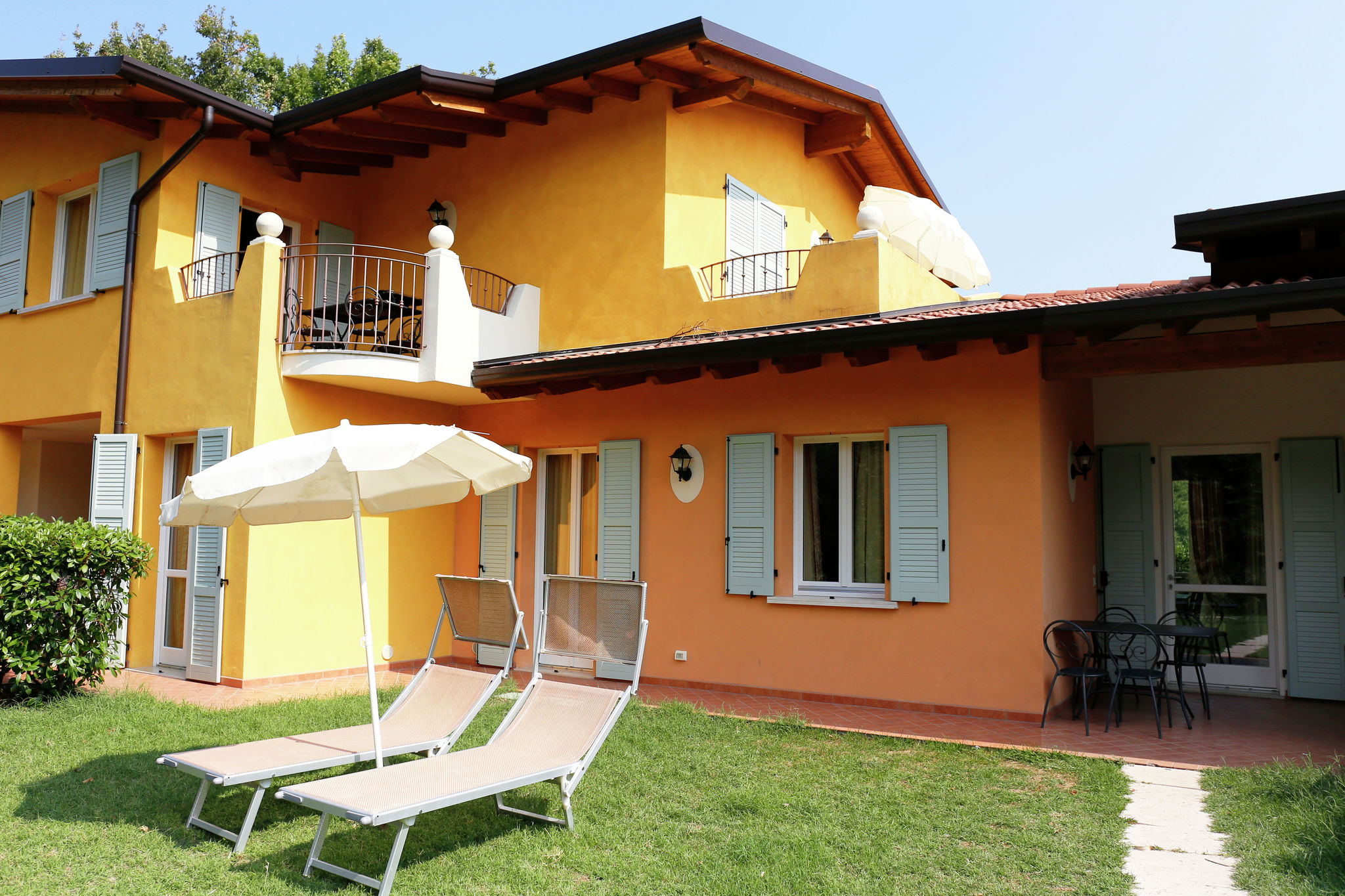Cozy Holiday Home in Manerba del Garda with barbecue