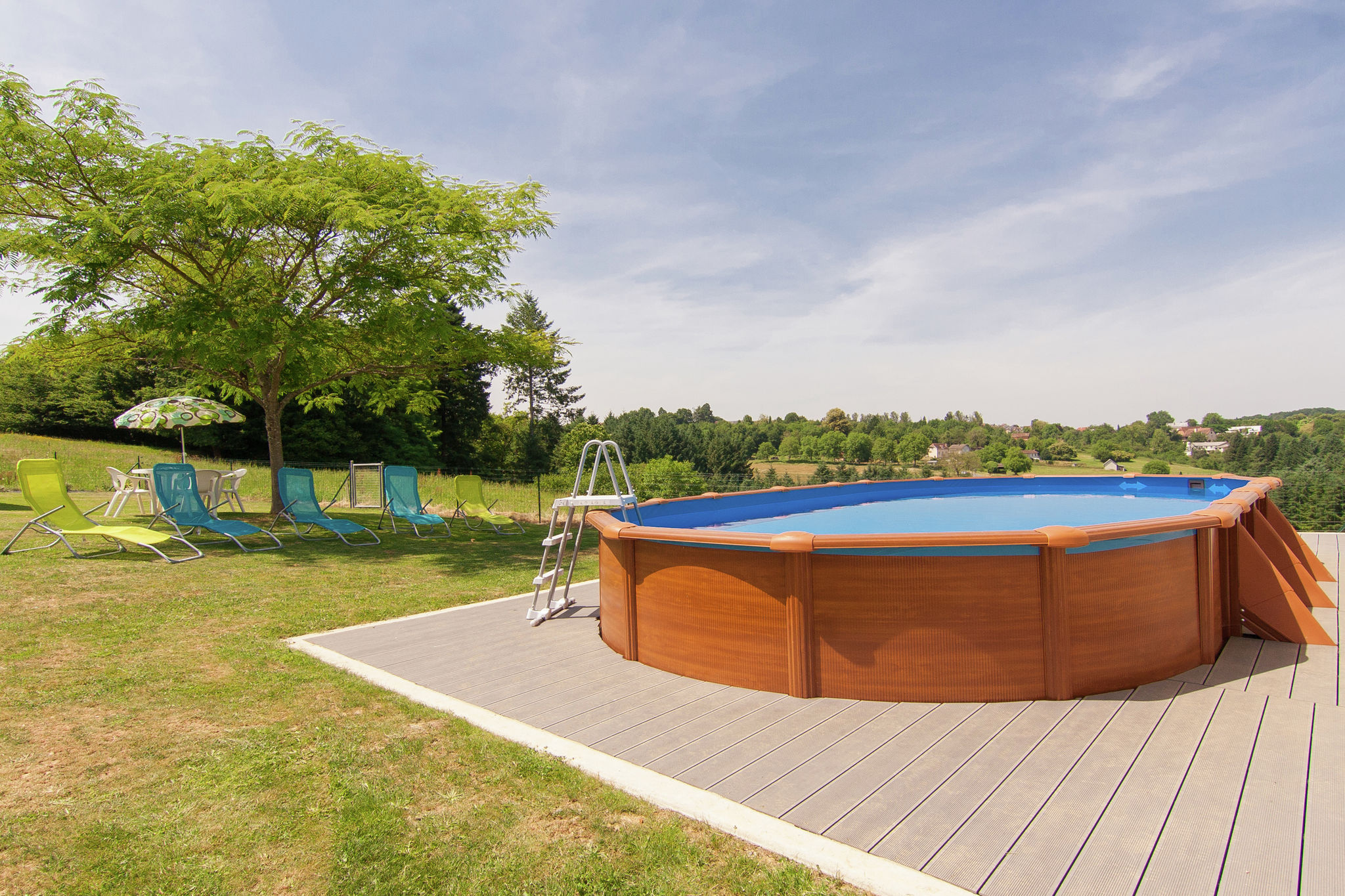 Zonnig en goed gerestaureerd huis met zwembad vlakbij een groot recreatiemeer.