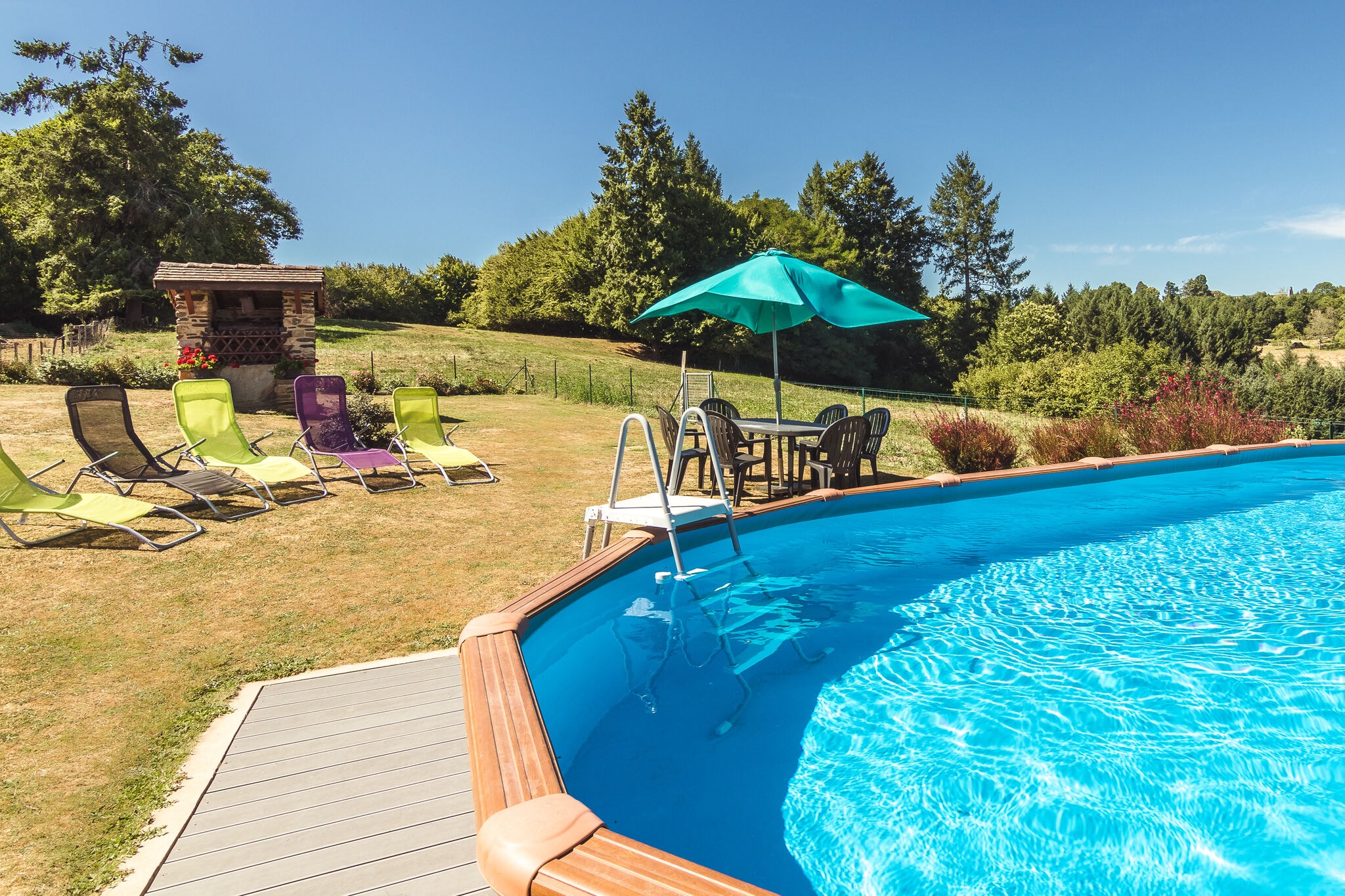 Zonnig en goed gerestaureerd huis met zwembad vlakbij een groot recreatiemeer.