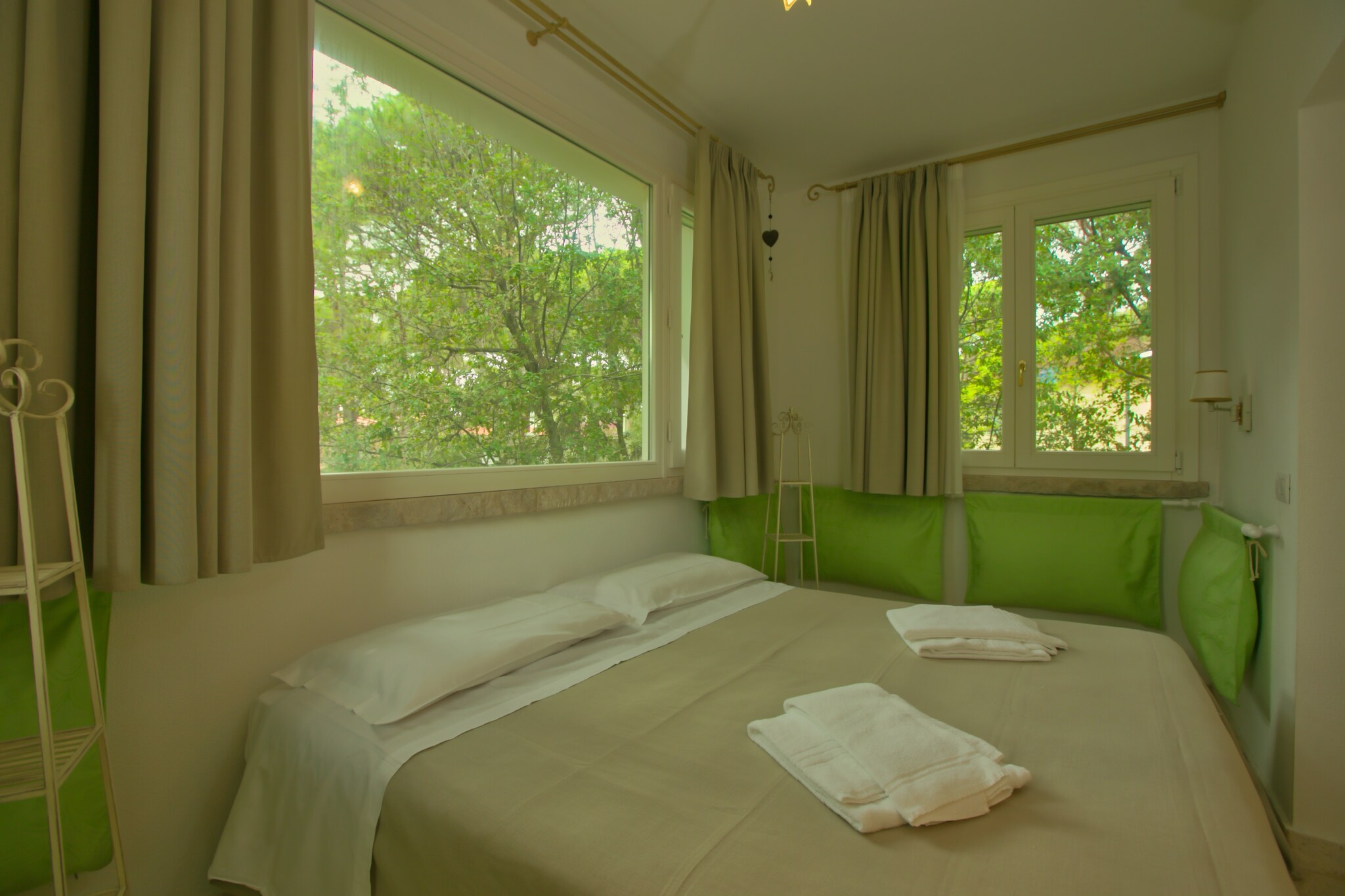 "This holiday home for four guests offers a relaxing retreat in Marina di Castagneto Carducci, just steps from the beach. With free WiFi, a private terrace, and modern amenities, this cozy space is perfect for travelers seeking comfort and convenience. Whether you're enjoying the fresh sea breeze or exploring the vibrant surroundings, this home ensures a memorable stay.
Inside, the second floor features a welcoming living room with a double sofa bed and satellite TV, alongside a fully equipped kitchen with a coffee machine, microwave, dishwasher, and fridge-freezer. The bedroom offers flexible sleeping arrangements with a double bed or two single beds, while the bathroom includes a shower and washing machine. Guests can also enjoy air conditioning, ensuring a comfortable stay year-round.
Nearby, CavallinoMatto is Tuscany’s largest amusement park, offering thrilling rides and family-friendly entertainment. Parco Archeominerario Di San Silvestro provides a fascinating glimpse into the region’s mining history. For dining, Ristorante Da Reno serves delicious seafood, while Restaurant AcaciAmare offers Italian specialties. Whether exploring cultural sites or savoring local flavors, this holiday home is the perfect getaway."