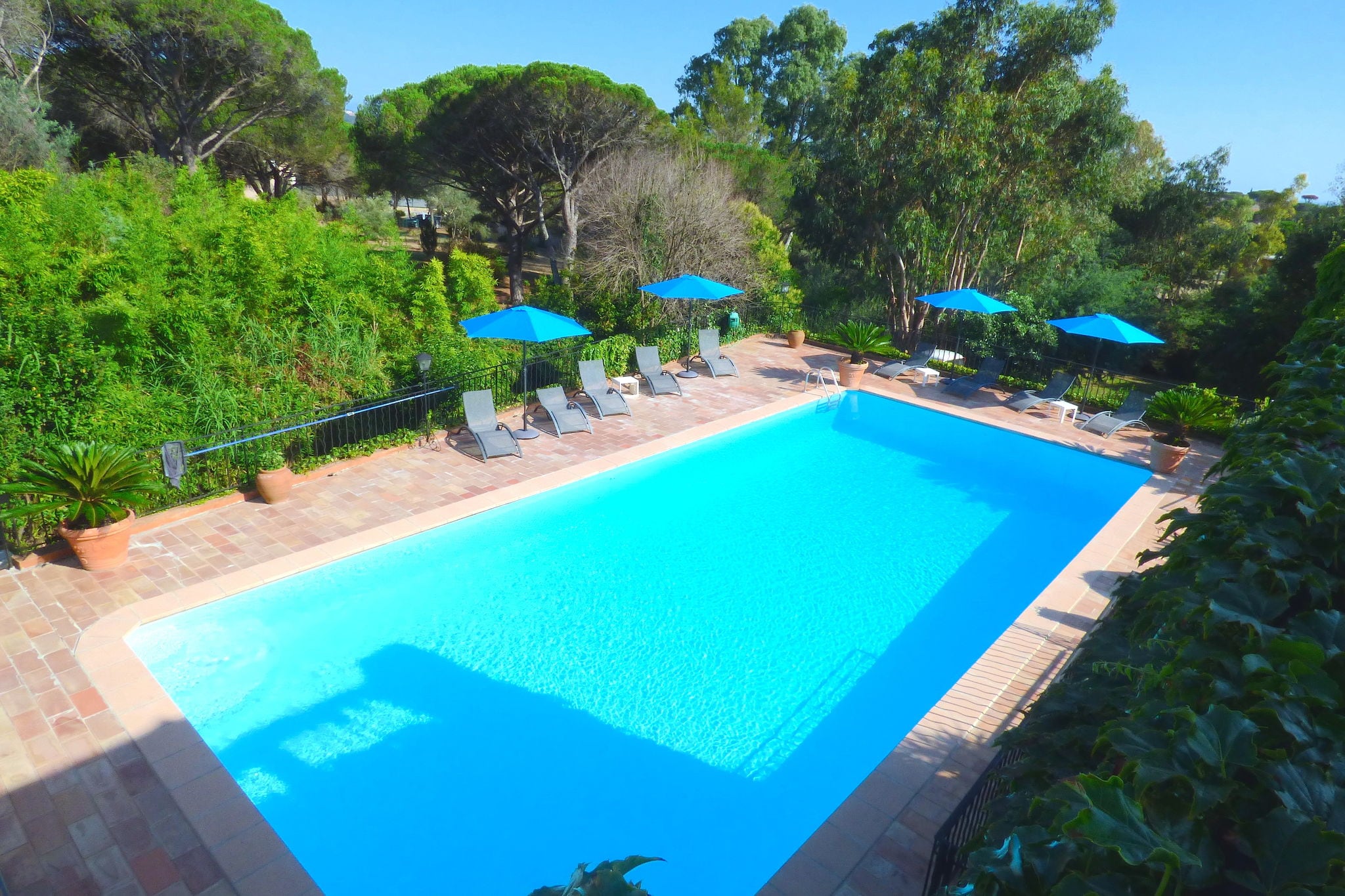 Karakteristiek landhuis met privézwembad en prachtige tuin op 3 km van de Middellandse Zee.