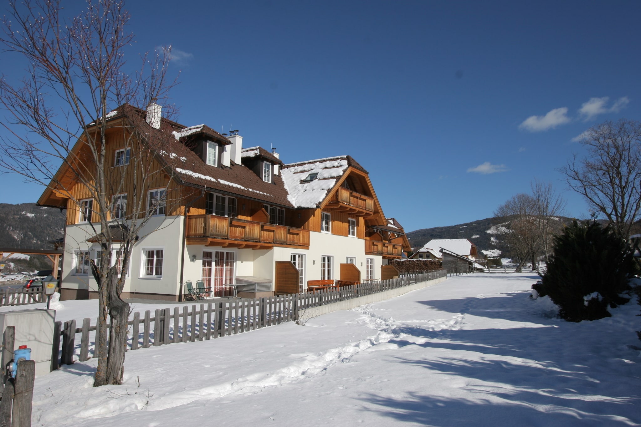 This holiday apartment for a maximum of 8 people is located on the ground floor of a holiday home in Sankt Margarethen / Lungau in Salzburgerland, the valley town of the top ski region Katschberg, and just a few minutes' walk from the slopes and ski school.
The holiday apartment has a cozy living room with a sofa bed, a modern fully equipped kitchen, 3 bedrooms, two bathrooms, an extra separate shower, an outdoor terrace, garden and a ski storage room. Parking is available directly at the holiday home.
In Sankt Margarethen im Lungau there is in particular the Skischaukel Aineck-Katschberg ski area with 70 kilometers of slopes and 16 lifts. In total, with the neighboring ski areas Grosseck - Speiereck, the Fanningberg family adventure mountain and the Obertauern ski area, a further 250 kilometers of slopes are available throughout the entire area.
Nestled between the local mountain Aineck and the Grainwald, St. Margarethen im Lungau is an ideal starting point for numerous activities in Salzburg's Lungau in summer. There are around 60 mountain lakes in Salzburg's Lungau, such as the Prebersee or the Schlierersee, the Lungau/Katschberg golf club is in the immediate vicinity of the town center and for swimming fun you can enjoy the St. Margarethen bathing pond, the St. Michael outdoor pool or the bathing island available in Tamsweg.
Sankt Margarethen im Lungau is about 30 minutes by car from Millstätter See and 45 minutes from Weissensee. The province is known for its castles, its folklore, the 370 km long cycle path, the "Mur cycle path" and its national parks.