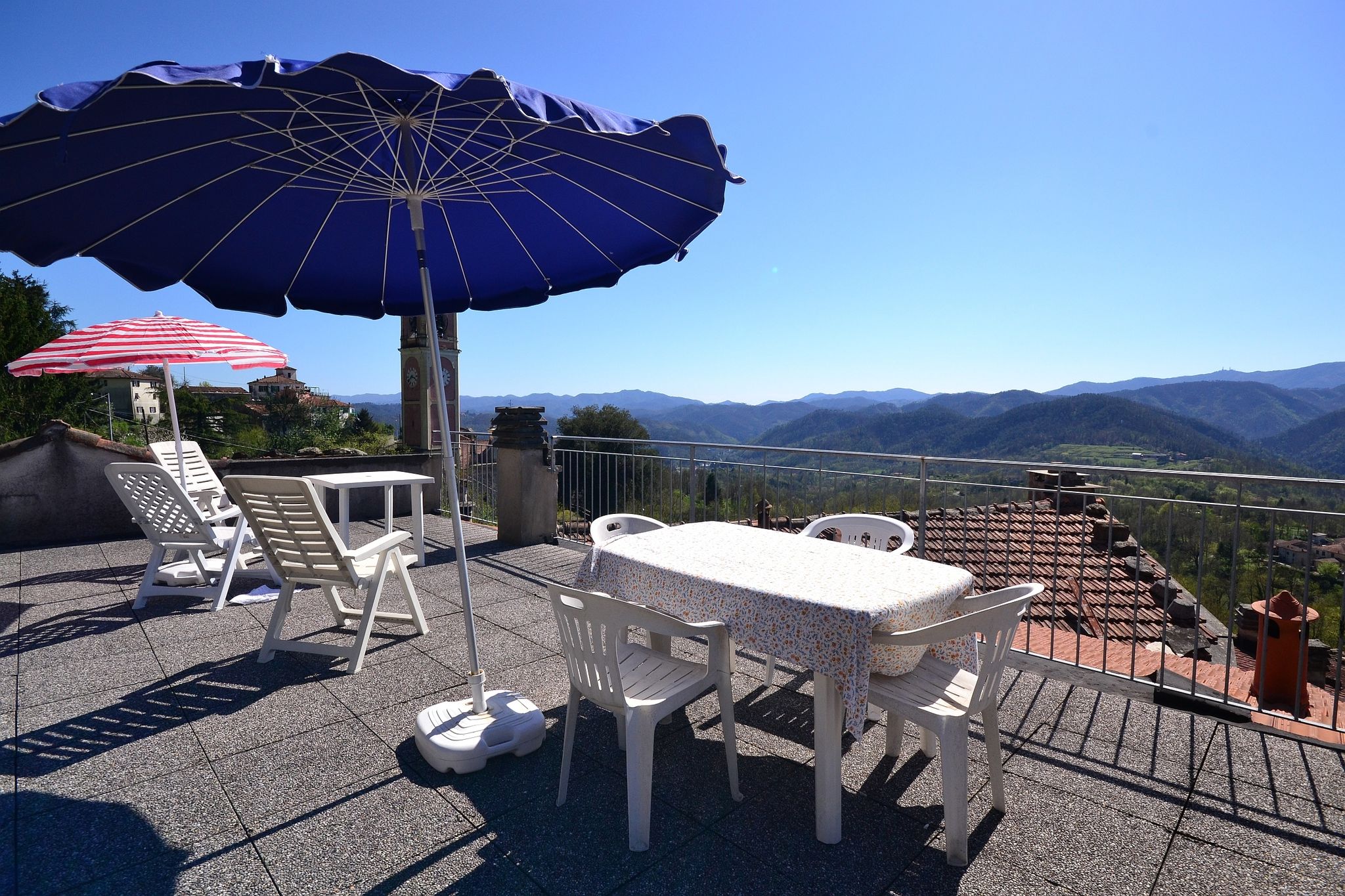 Leuk appartement in Sesta Godano met een terras met uitzicht
