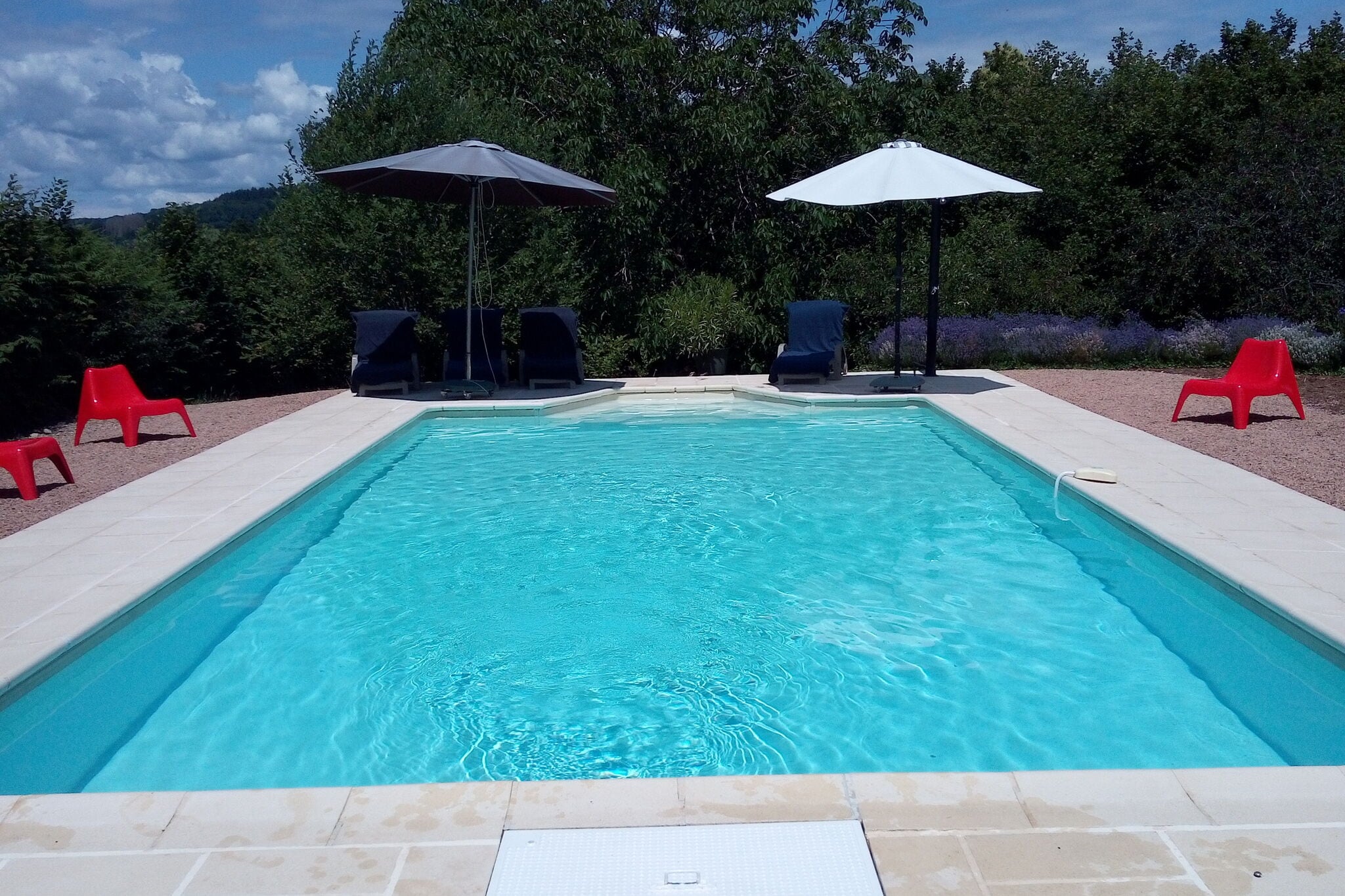 Angenehmes Ferienhaus in Chaumard mit privatem Pool
