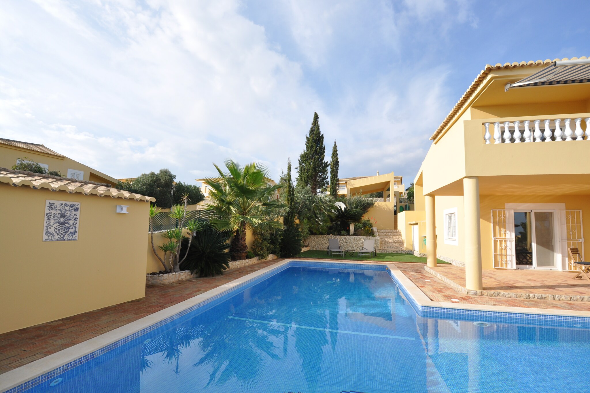 Ground floor: (hallway, dining room(dining table), Kitchen(cooker(gas), oven, microwave, dishwasher, fridge-freezer, washing machine), Living/diningroom(TV(satellite), seating area, stereo unit, gas fireplace), bedroom(double bed), bathroom(bath tub, washbasin, toilet, bidet))\n\nOn the 1st floor: (bedroom(double bed), bathroom(shower(unit), washbasin, toilet, bidet))\n\nbalcony, terrace(roofed), garden(private), garden furniture, swimming pool(private)