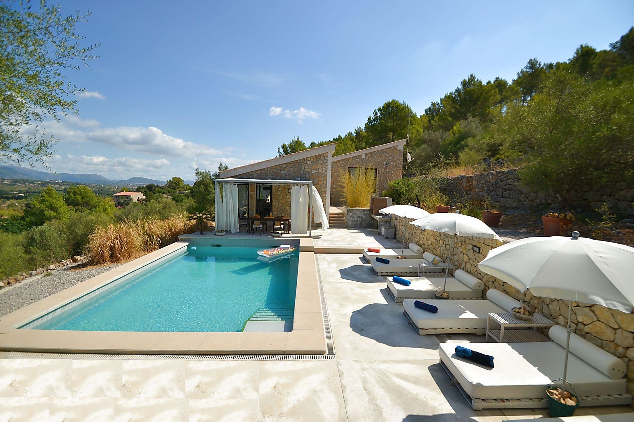 Modern ingericht vakantiehuis met privézwembad en fraai uitzicht over de bergen