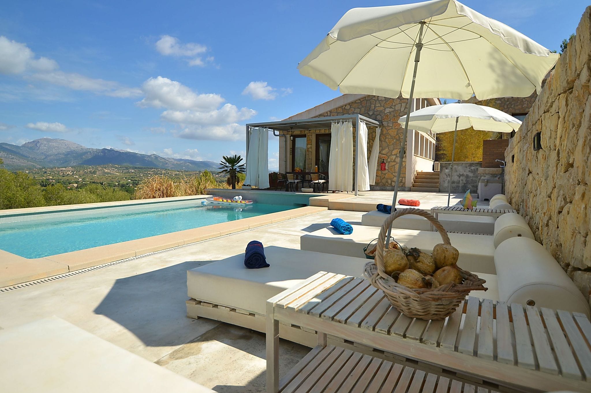 Modern ingericht vakantiehuis met privézwembad en fraai uitzicht over de bergen