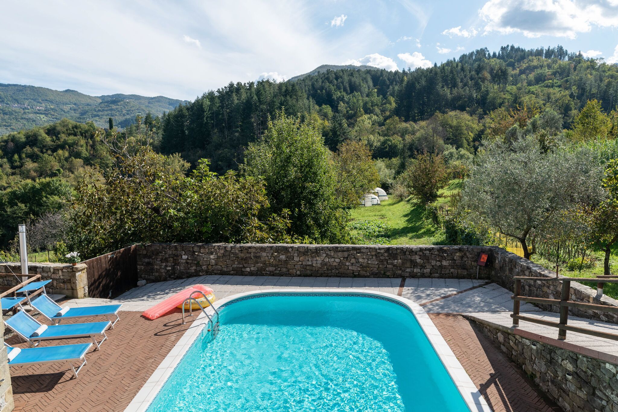 Mooi vakantiehuis  met privé zwembad en verwarmd bubbelbad