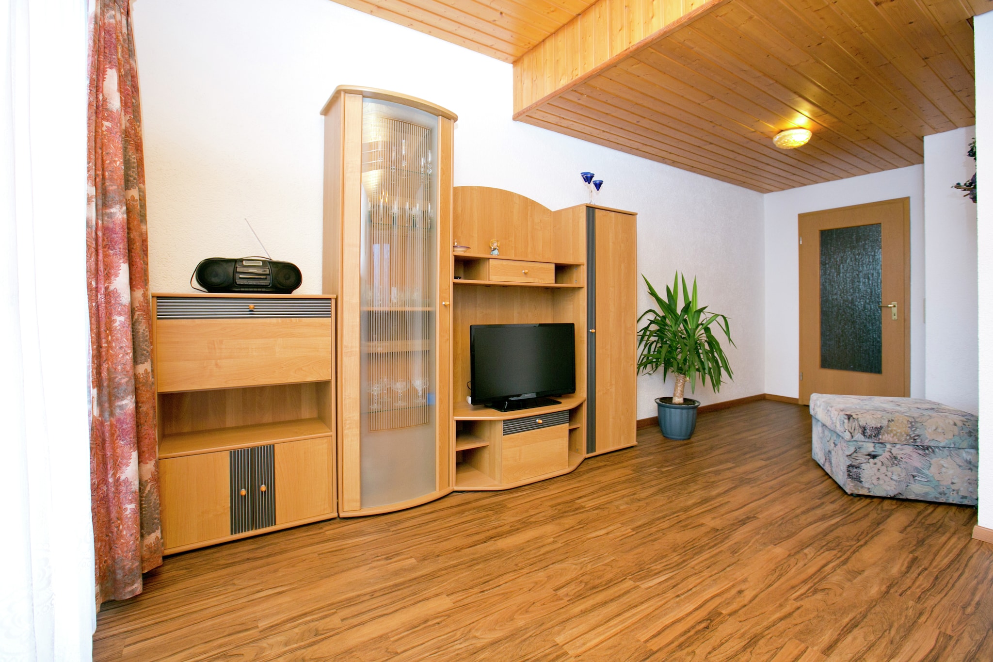 This pet-friendly second-floor apartment in Ahausen offers couples or small families a light-filled and welcoming retreat. It has two bedrooms and a cosy living room with a flat-screen TV and radio. The fully equipped kitchen features a ceramic hob, oven, coffee machine, and fridge/freezer. The bathroom includes a bathtub with shower and an extra toilet for added convenience. A private balcony and access to the shared garden â€“ complete with barbecue and outdoor furniture â€“ provide the perfect setting for relaxing outdoors.  

Guests enjoy central and electric heating, a cot, and a high chair as well as bicycle and private parking.   The shared garden features a table tennis table and is partially fenced, making it ideal for children and pets. With its carefully designed furnishings and practical layout, this apartment is perfect for both short and extended stays.

Nearby, you can explore the picturesque GroÃŸer Bullensee, enjoy hikes in the VoÃŸberge Nature Reserve, or visit the historic Etelsen Castle. Families will enjoy the enchanting Magic Park Verden while nature lovers can wander through the Verden Dunes. For dinner, choose MOIN SUSHI for fresh sushi, Ristorante Pizzeria Davide for Italian specialties, or Restaurant Aloha for hearty regional cuisine.