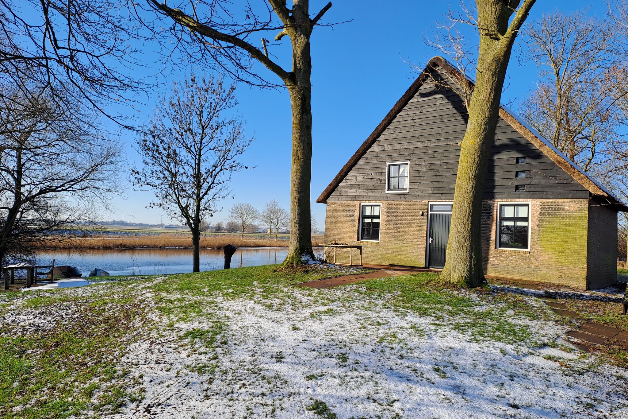 Pittoresk huisje met geheel vrije ligging, omgeven door water nabij de Biesbosch