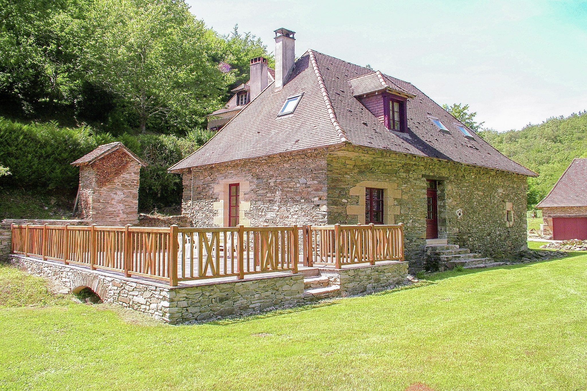 -This former papeterie turned cottage in the heart of Loue valley in Saint-Médard-d'Excideuil comes with 2 large rooms. It is a great option for a stay with a family. Swimmingpool (12x6)
The 17th-century brookside estate has a lot to offer apart from the clear-watered highlight. In-house Fly Fishing lessons by 2016 Belgian Junior Champion is a major attraction. All the cosy restaurants for farm-fresh pizzas or delicacies along with Golf and Tennis are less than 10 km away. Hiking by the river or around the forest is a must.
The lovely pet-friendly and child-friendly cottage comes with a gallery bedroom, Boules and Table Tennis court and even bicycles which attract kids a lot. A family barbecue evening can be enjoyed at the private terrace or even the garden. Children's bed and high chair available on request.
Limoges Airport is in just 60 km.
AED present