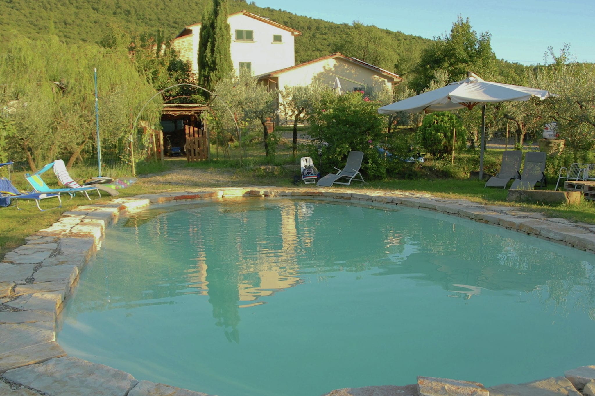 Uitzicht over Cortona, privé zwembad, omgeven door olijbomen, persoonlijke stijl