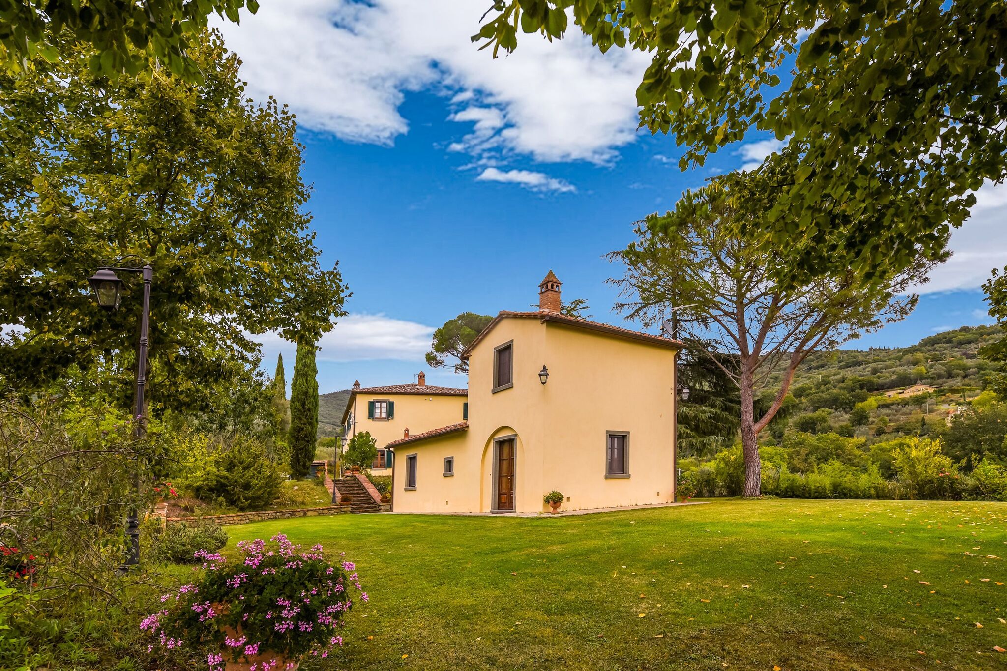 Villa met privé zwembad, 3 km van Cortona, 3 appartementen