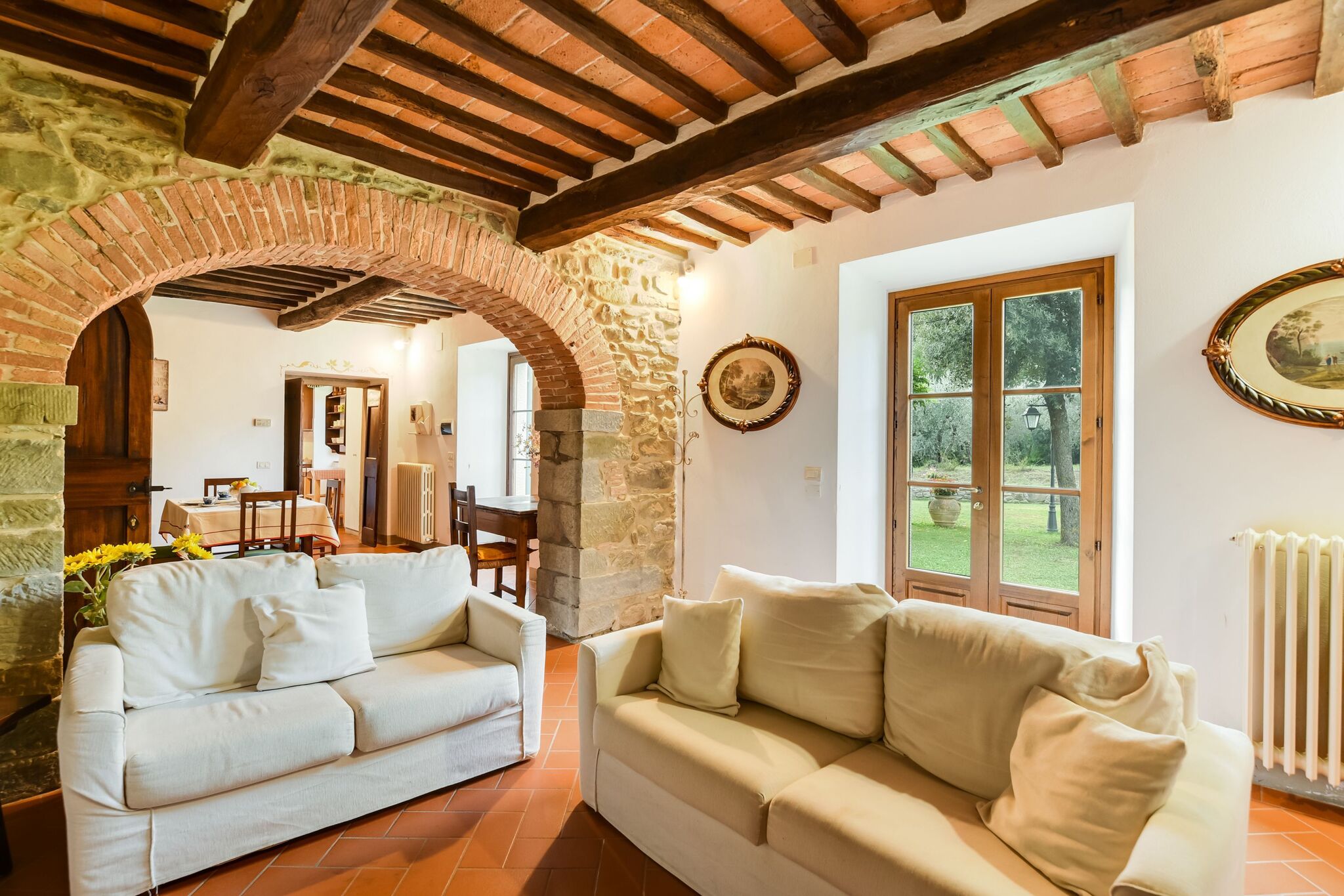 Villa with private pool, 3 km from Cortona, 3 apartments