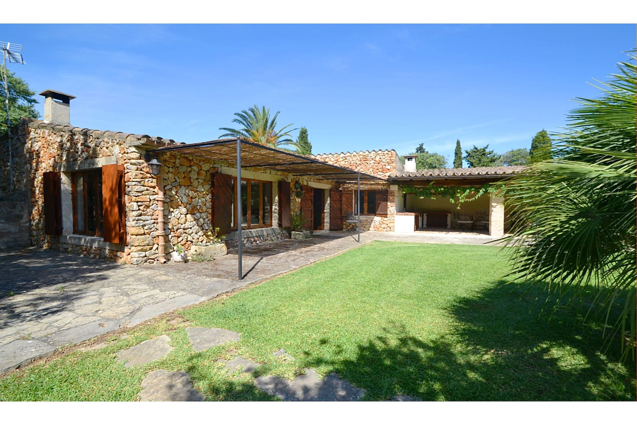 Well-kept farmhouse with separate guest house, private pool, terrace and Wifi