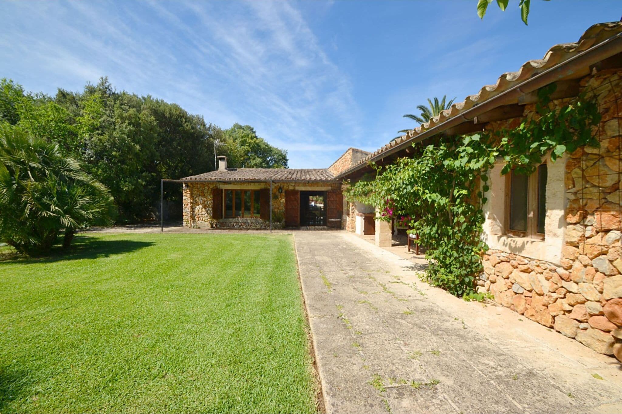 Well-kept farmhouse with separate guest house, private pool, terrace and Wifi