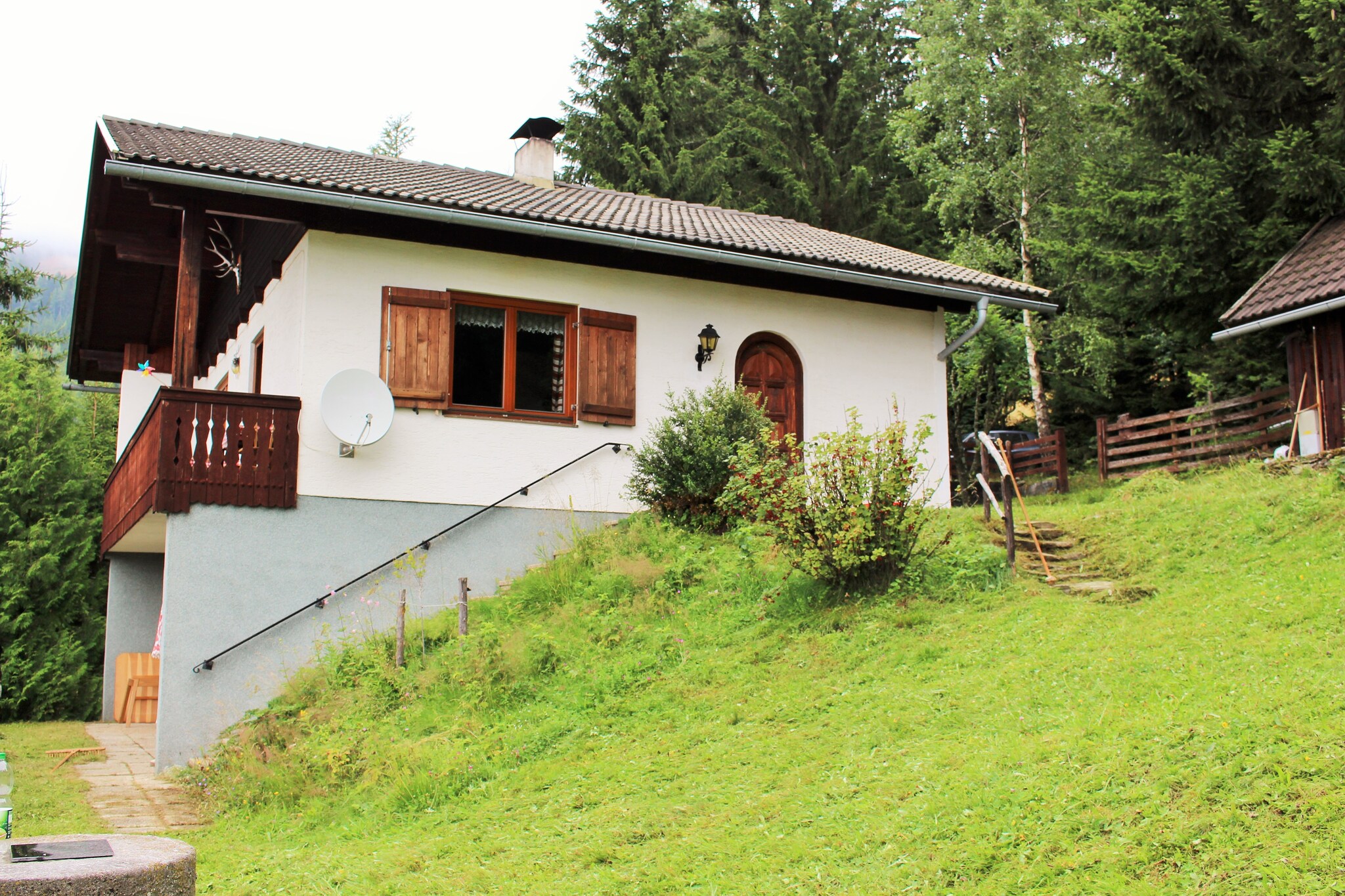 This charming detached holiday home for a maximum of 5 people is located between Himmelberg and Arriach in Carinthia, in the middle of nature and close to the Gerlitzen Alpe ski area. It has a garden and a terrace with views of the beautiful mountain landscape in Arriach and the surrounding area.

The holiday home offers a large living and dining area, a modern fully equipped kitchen, 3 spacious bedrooms, 2 bathrooms (one with a washing machine and dryer), terrace and a garden with garden furniture. A double garage is available in winter.

Arriach is a small municipality in the Villach-Land district, in the Austria-Slovenia-Italy border triangle. The Carinthian mountains are within reach in Arriach, with the WÃ¶llaner Nock and the Gerlitzen Alpe rising up. The area offers all kinds of hiking and cycling tours as well as tourist highlights. Lake Ossiacher See is approximately 15 km away and offers lots of swimming fun in summer. Other bathing lakes in the area are the Afritzer See and the Faaker See. With a total area of 11,000 m2, the KÃ¤rntenTherme Warmbad Villach is the most modern thermal spa in the south of Austria and offers lots of bathing fun and wellness pleasure all year round!

In winter you can ski and snowboard in the well-known Gerlitzen Alpe ski area with over 50 kilometers of slopes and 20 lifts, as well as in the Arnoldstein ski area in the border triangle with 17 kilometers of slopes.

The town center of Arriach with several restaurants, shops and supermarkets can be reached in approximately 5 km from the accommodation.



