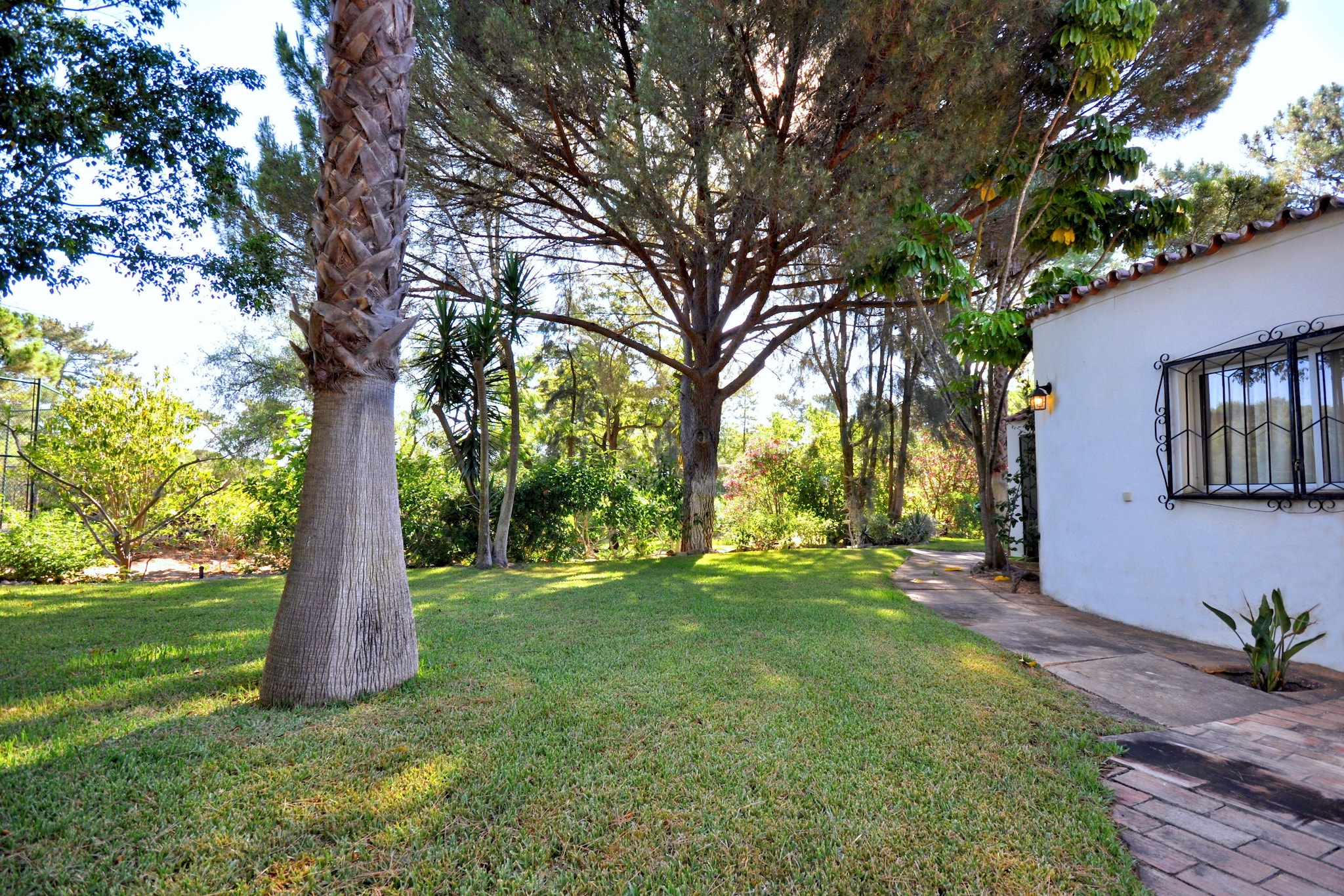 Living room(TV(satellite), DVD player), Kitchen(microwave, dishwasher, freezer), bedroom, bedroom, Bedroom with bathroom(double bed, bath tub, shower, toilet, bidet), Bedroom with bathroom(double bed, bath tub, shower, toilet, bidet), bathroom(shower, toilet, bidet), pantry(washing machine), air conditioning, garden(private), BBQ, parking, swimming pool(private)