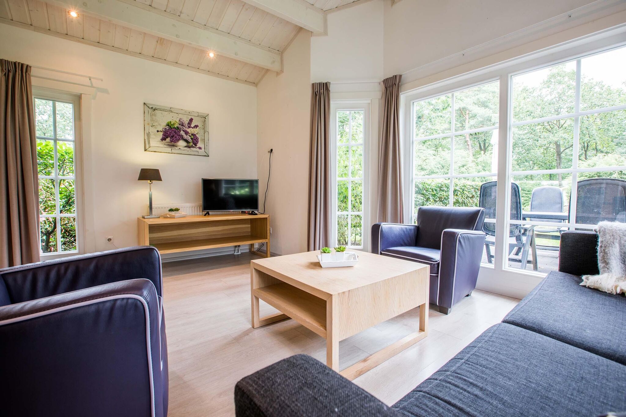 Comfy chalet in a holiday park near De Veluwe