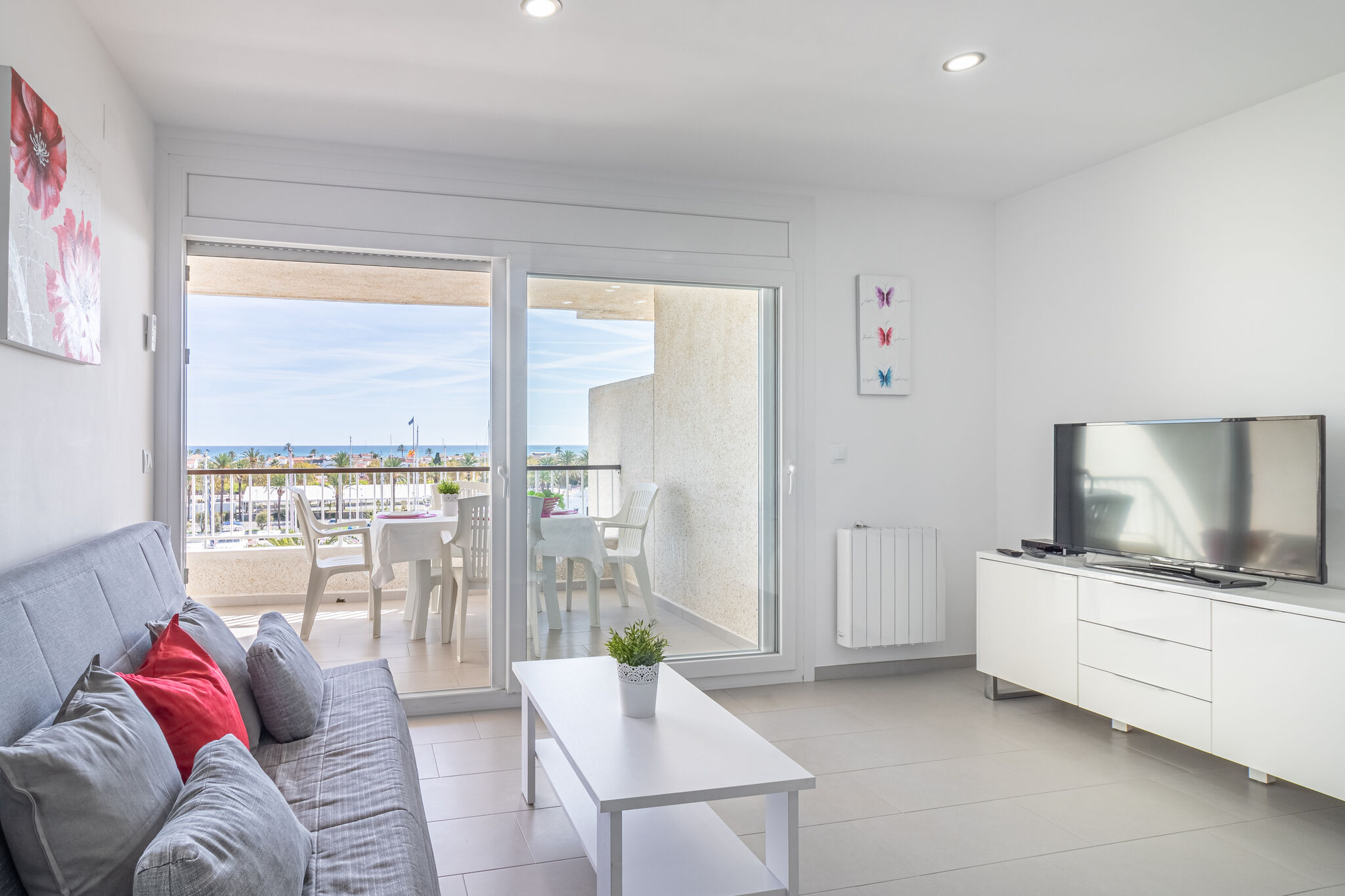 Apartment overlooking the sea and the port of Empuriabrava
