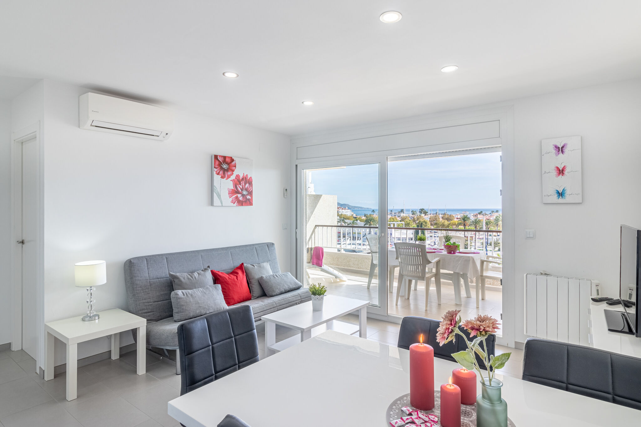 Apartment overlooking the sea and the port of Empuriabrava