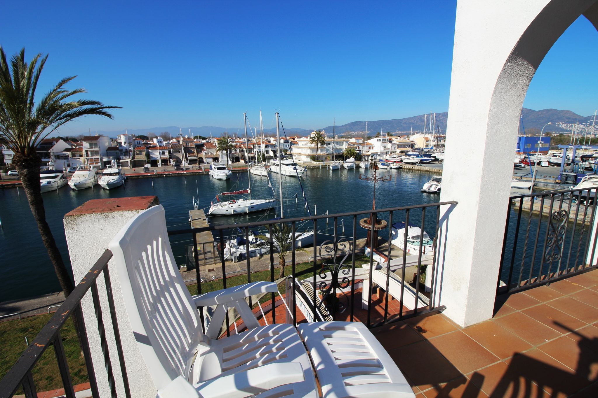 Comely Holiday Home in Empuriabrava with Barbecue