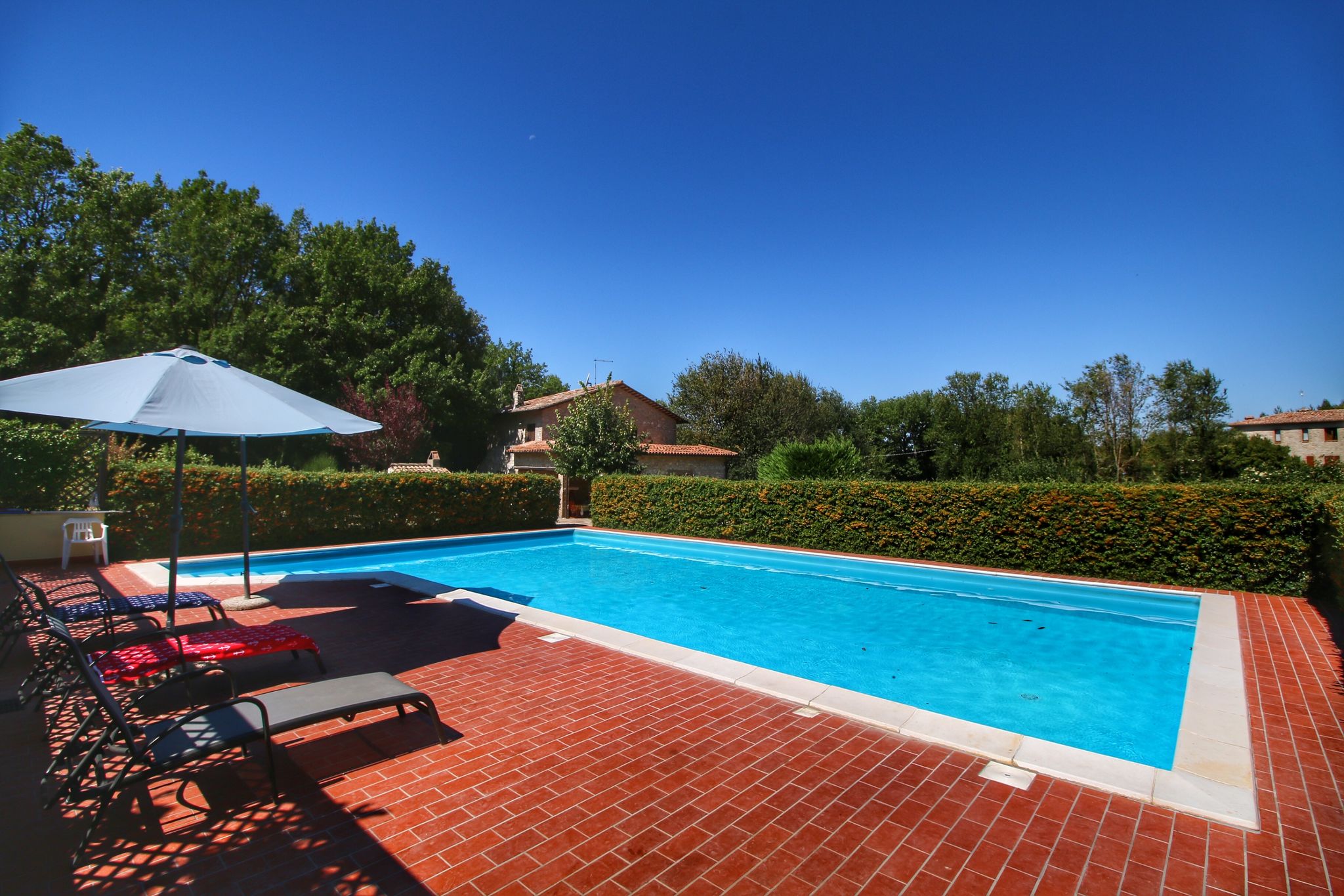 Villa moderne à Montecchio avec piscine