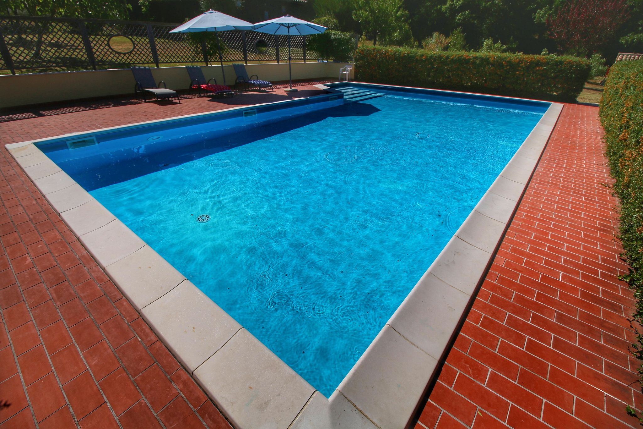 Moderne Villa mit Swimmingpool in Montecchio, Italien