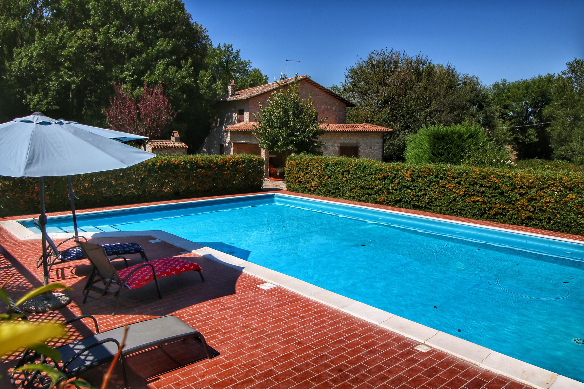Moderne Villa mit Swimmingpool in Montecchio, Italien