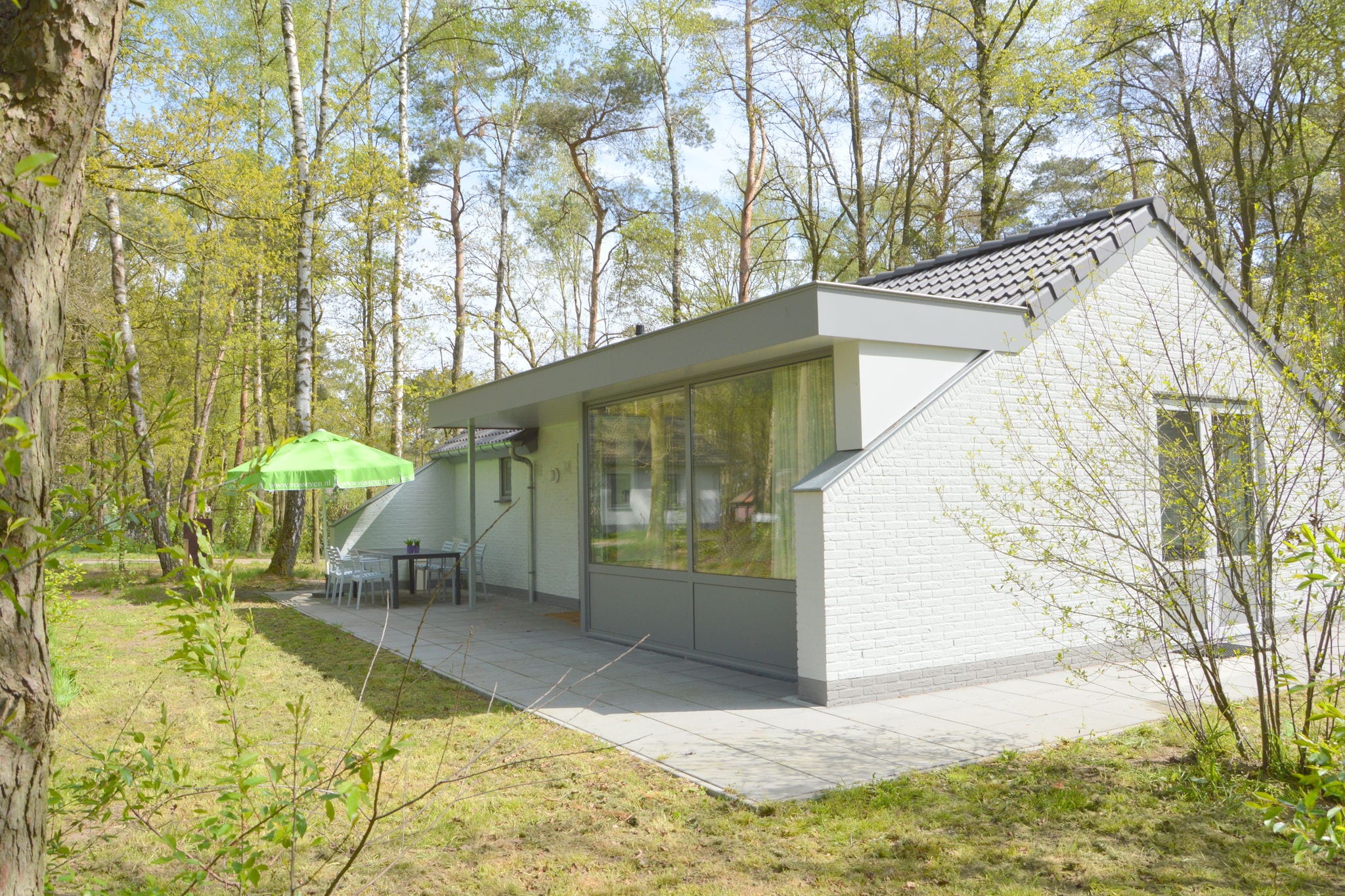 Hoogwaardig geheel vrijstaande bungalow op een klein  natuurrijk vakantiepark