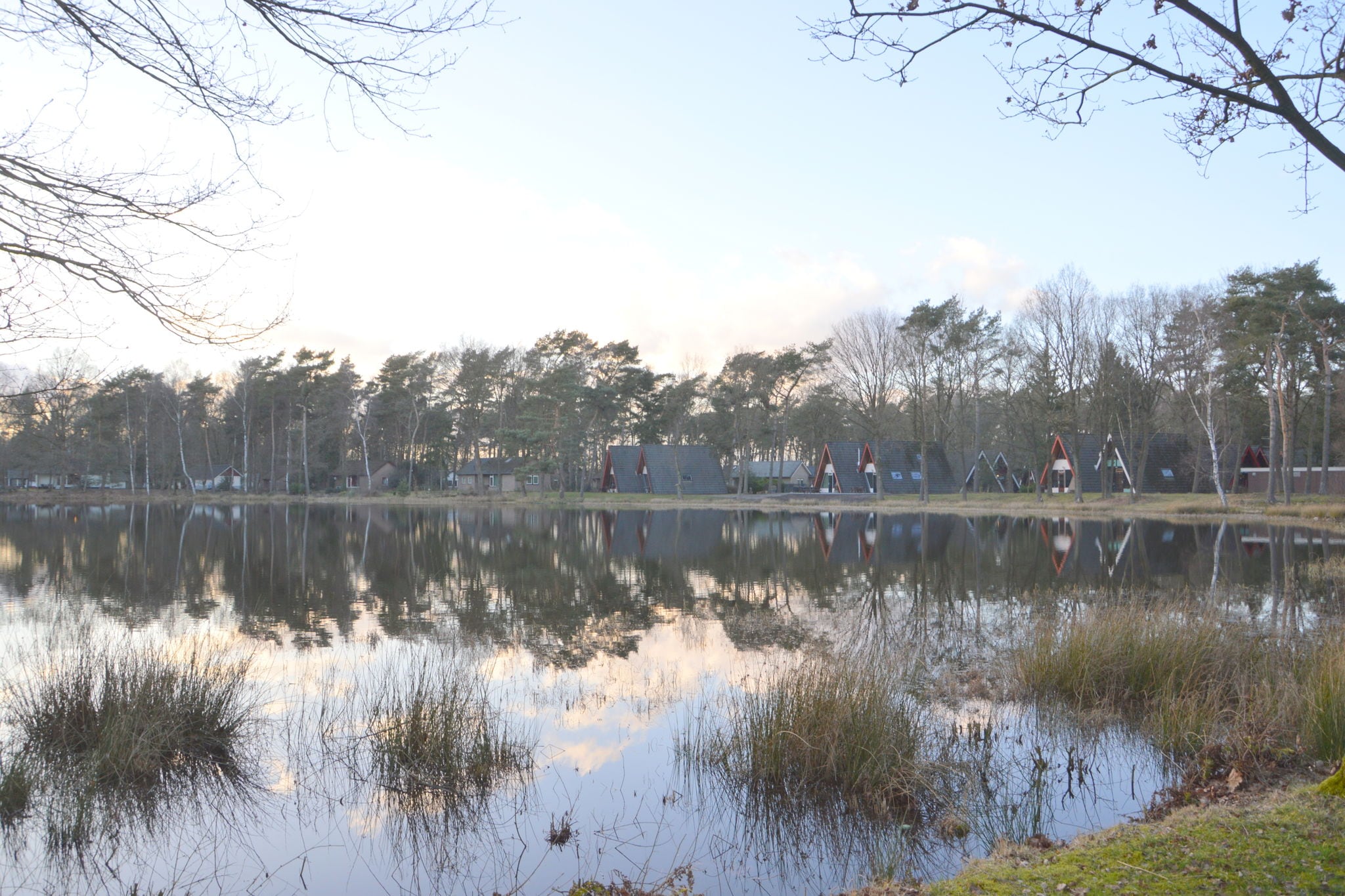 Bungalow mit Blick auf einen schönen Teich