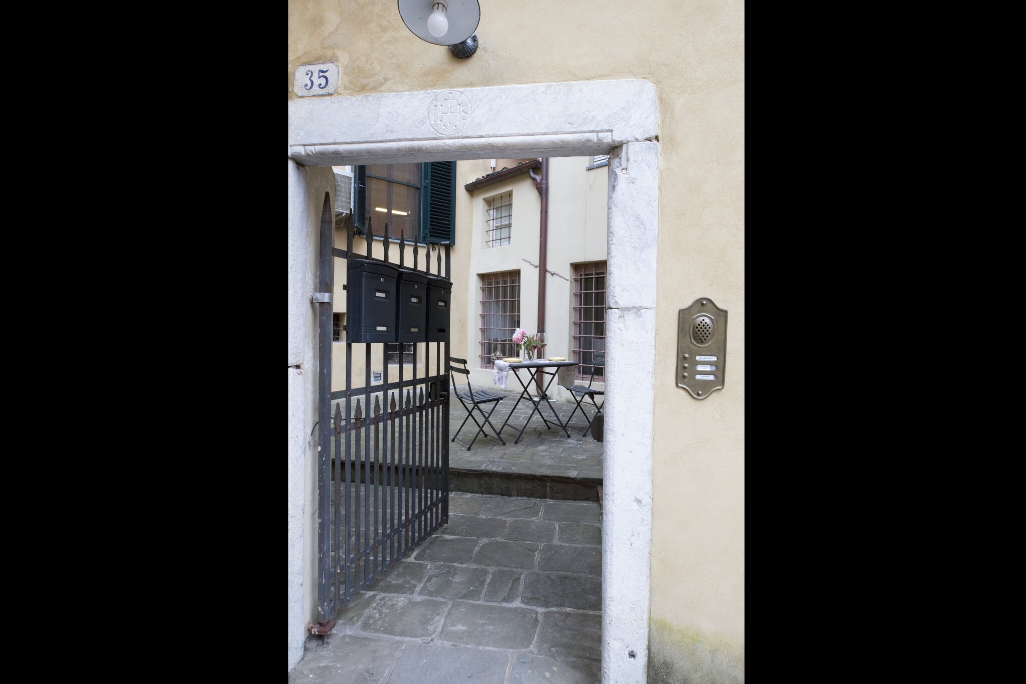 Lucca is a charming town, surrounded by a historic town wall, rich of ancient „palazzi“, many churches, squares and fascinating corners.
This characteristic apartment is located at the outdoors of the well known amphitheater square, in the middle of the historical centre. The apartment is comfortable and full of atmosphere.
This apartment is the ideal choice for guests who want to enjoy the hustle and bustle of the town to the full: a cappuccino in the morning in one of the many coffee bars, a good prosecco for an aperitif and last but not least a delicious meal in one of the many characteristic restaurants.
Discover the narrow lanes, the ancient shops, elegant boutiques and the gourmet restaurants – let’s say: a town with a magic touch which is a visit worth.
Many events around the town make Lucca to an excellent destination all year long. Just to mention a few ones: „Lucca comics and games“ for the lovers of „cartoons“, the lyric season during October/November, the religious and classical concerts in the various churches from April to June, „Settembre Lucchese“ with many folkloric events, the summer festival during July and August, a huge amount of markets and the famous market of antiques, which takes place every 3rd weekend of a month. Several art cities of Tuscany are within an easy reach.