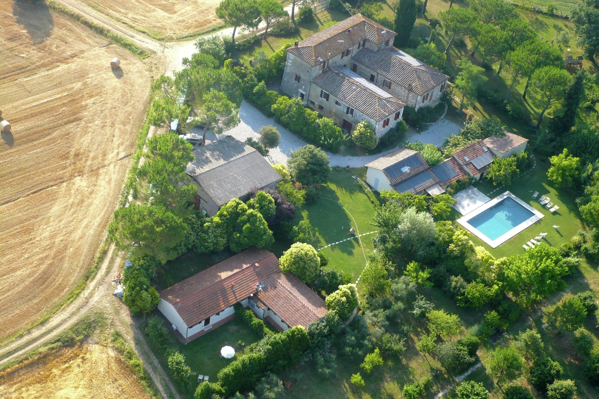 Moderne boerderij in Asciano, Italië met zwembad