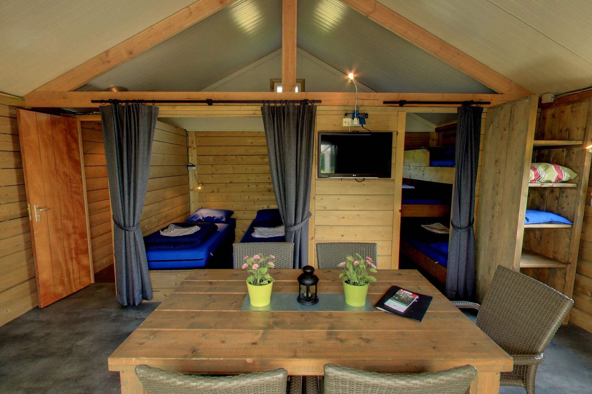 Tent Lodge met overdekt terras, in groene omgeving