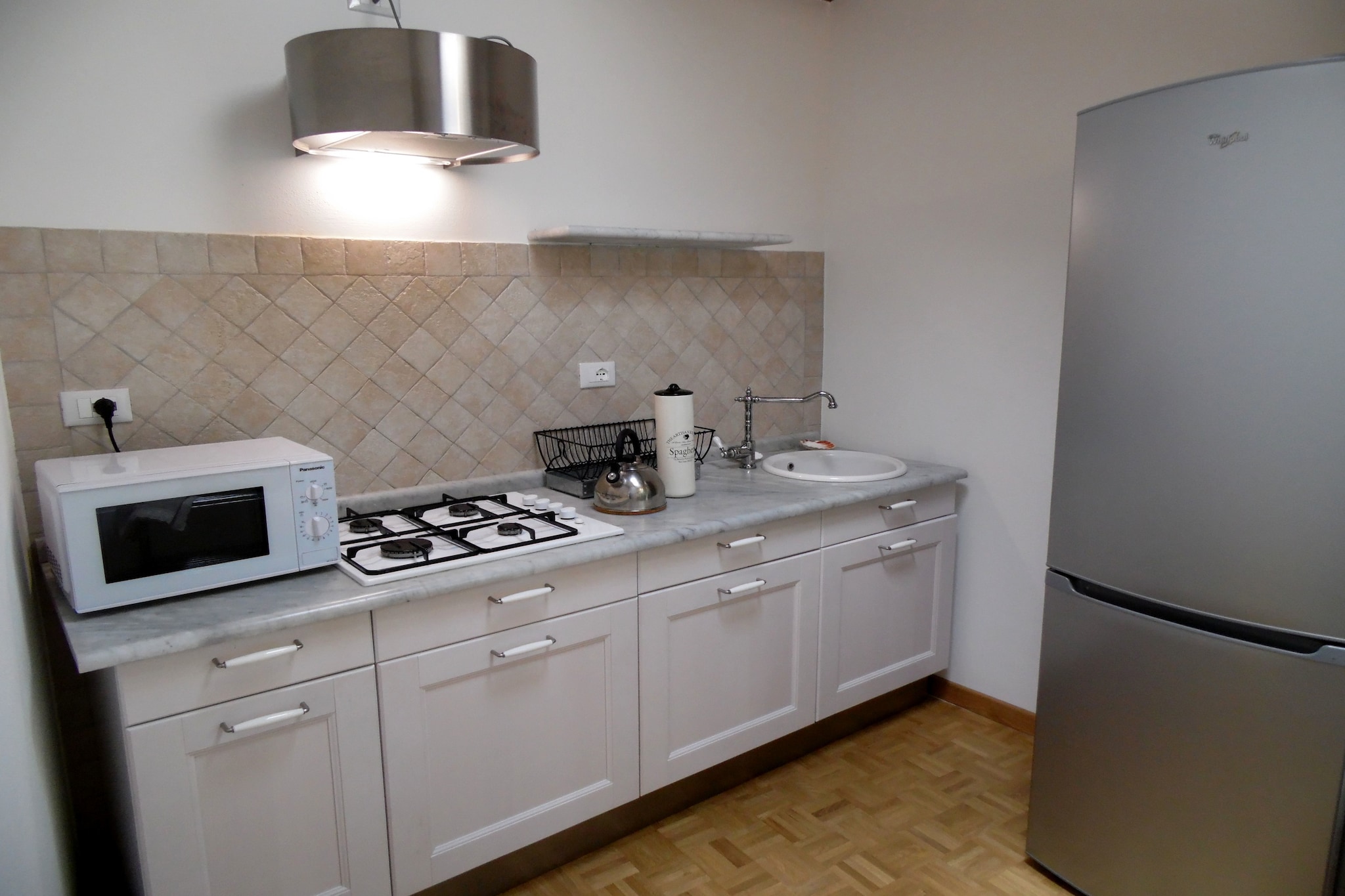 This apartment in Vello offers a serene and comfortable stay with breathtaking panoramic views of Lake Iseo and the surrounding hills. Positioned on the second floor, the living space features an open kitchen equipped with modern appliances including an espresso machine and juicer, making it ideal for preparing fresh meals. The dining area opens up to a terrace furnished with garden furniture and parasols, perfect for relaxing while soaking in the scenic beauty. Air conditioning throughout ensures comfort even during warm summer days, while heating is available for cooler seasons. Parking is also provided for guestsâ€™ convenience.

Just 500 meters from the apartment, the nearby beach offers a peaceful spot for swimming and sunbathing, complemented by a lakeside bar for refreshing drinks. Nature lovers will enjoy the picturesque cycling path along the lake, inviting leisurely rides amid stunning views. The quaint town center of Vello is only a short walk away, where local shops and eateries create a welcoming atmosphere. For those eager to explore beyond, the famous Franciacorta wine region and the charming lakeside towns such as Iseo and Sulzano are within easy reach, offering cultural experiences and scenic boat trips on Lake Iseo.

A variety of excellent dining options are just 200 meters from the apartment, featuring authentic Italian cuisine with fresh lake fish and regional specialties. You can enjoy traditional risottos, polenta dishes, and seasonal vegetables, often accompanied by fine Franciacorta wines.