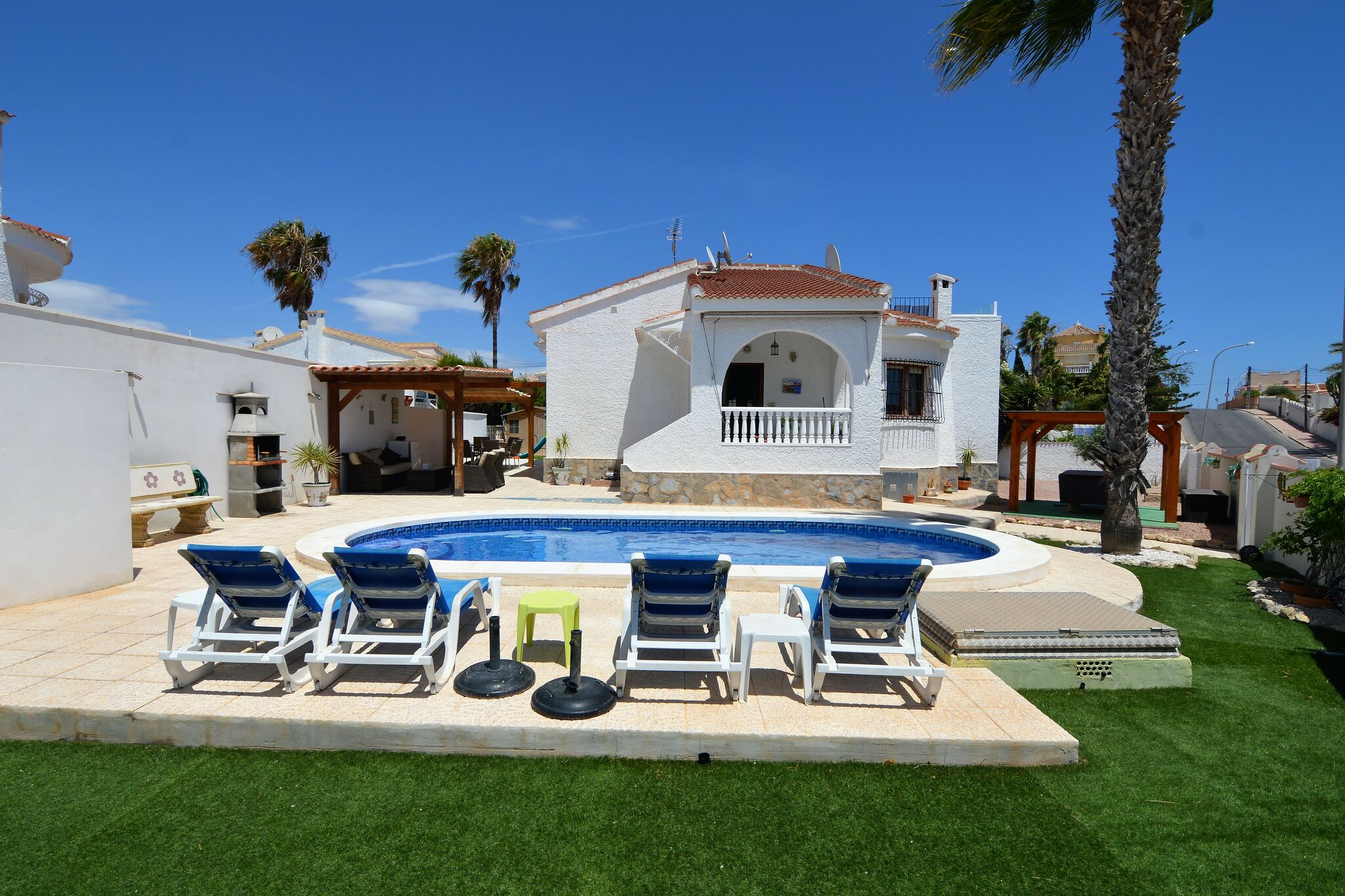 Villa with private swimming pool in Queseda