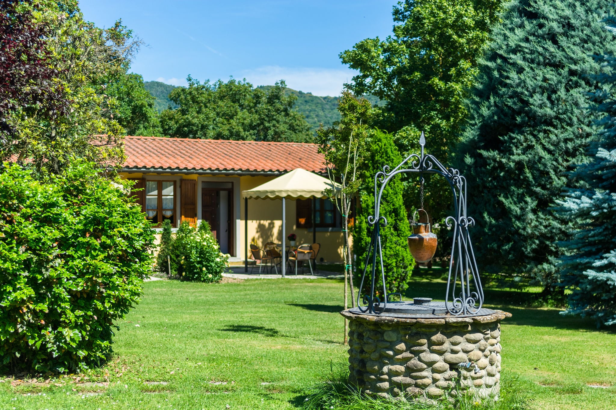 Agritourisme avec grand jardin, terrasse privée, piscine panoramique et vins biologiques