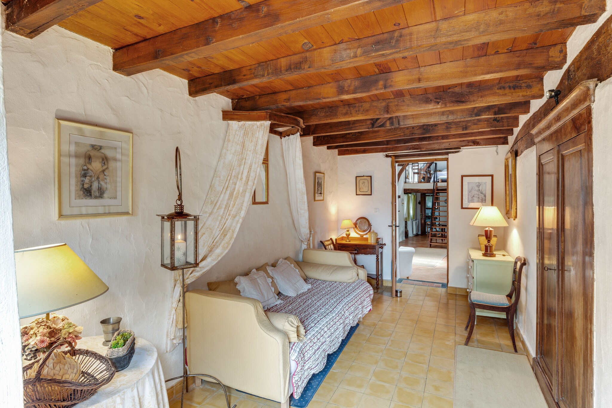 Step into history at this 16th-century holiday home nestled in the tranquil hamlet of Les Beaumonts, near Saint-Laurent-des-Mortiers. Perfect for a couple or small family, the property offers a natural setting, a covered terrace, and a lush garden that bursts into color with a magnificent flower bed from 15 April to 15 June. Explore the nearby Saint-Laurent-des-Mortiers (3 km) or attend the prestigious horse event in Lion d'Angers (25 km). For water lovers, enjoy swimming in the Mayenne River or at the outdoor pool in Châteauneuf-sur-Sarthe (11 km). Boat rentals in Daon (12 km) and fishing at Sœurdres Lake (5 km) offer peaceful leisure, while Champigné's 18-hole golf course adds a sporty touch. Relax in the charming sitting area tucked behind the house, surrounded by flowers. The discreet owners reside 30 m away on the same property, ensuring privacy and a warm welcome. This unclassified gem in the Loire region blends heritage, nature, and serenity-a delightful escape from the everyday.