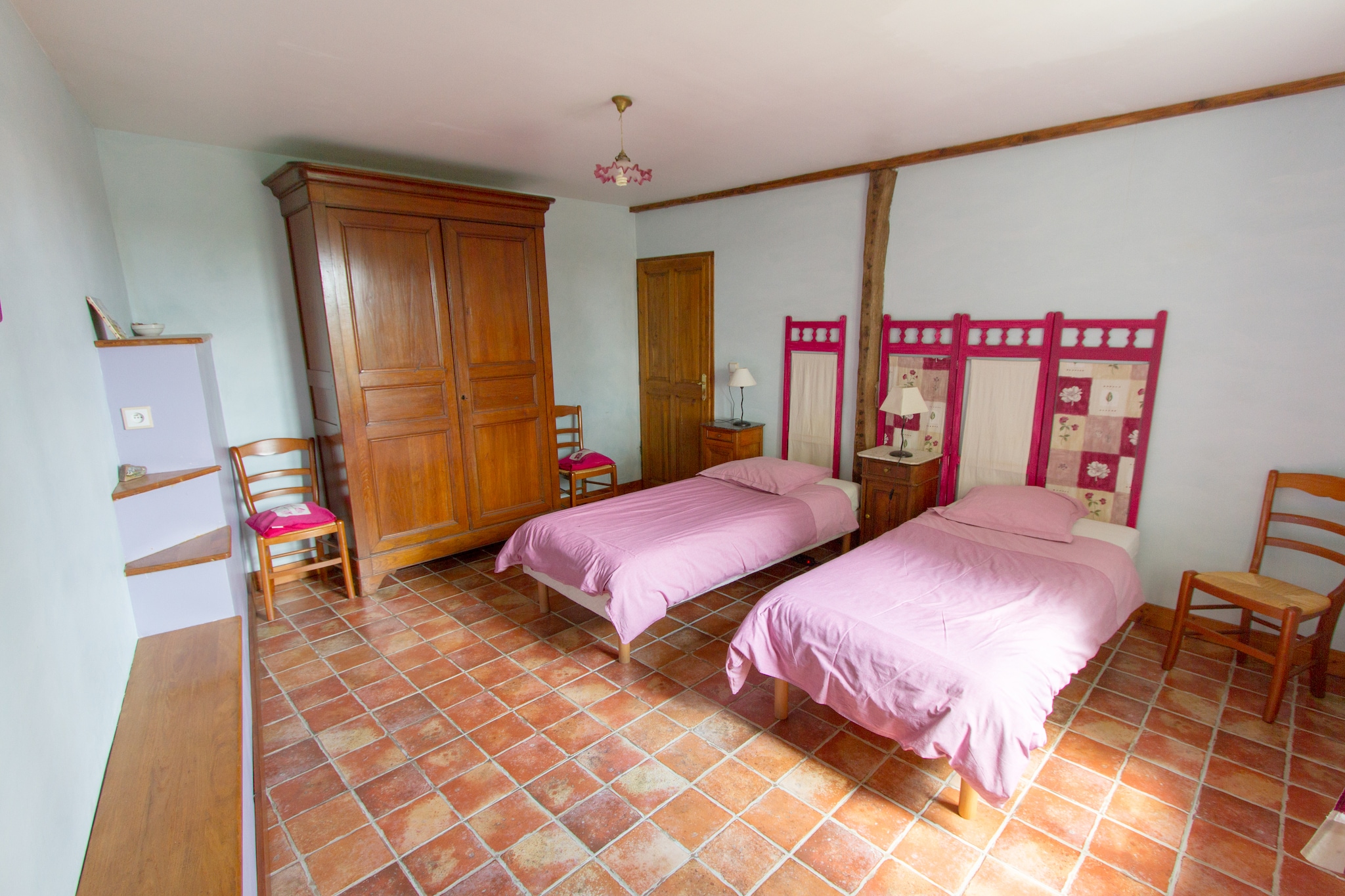 Ground floor: (Living room(TV(international television channels, no dutch television channels), stove), Kitchen(dining table, electric kettle, coffee machine, microwave, dishwasher, fridge-freezer), bedroom(double bed or 2 single beds), bathroom(shower, washbasin), toilet, cot, high chair)\n\nOn the 1st floor: (bedroom(double bed or 2 single beds), Bedroom with bathroom(double bed or 2 single beds, bath tub, shower, washbasin), toilet, washing machine)\n\ngarage, heating(electric), garden(fenced, 1000 m2), BBQ