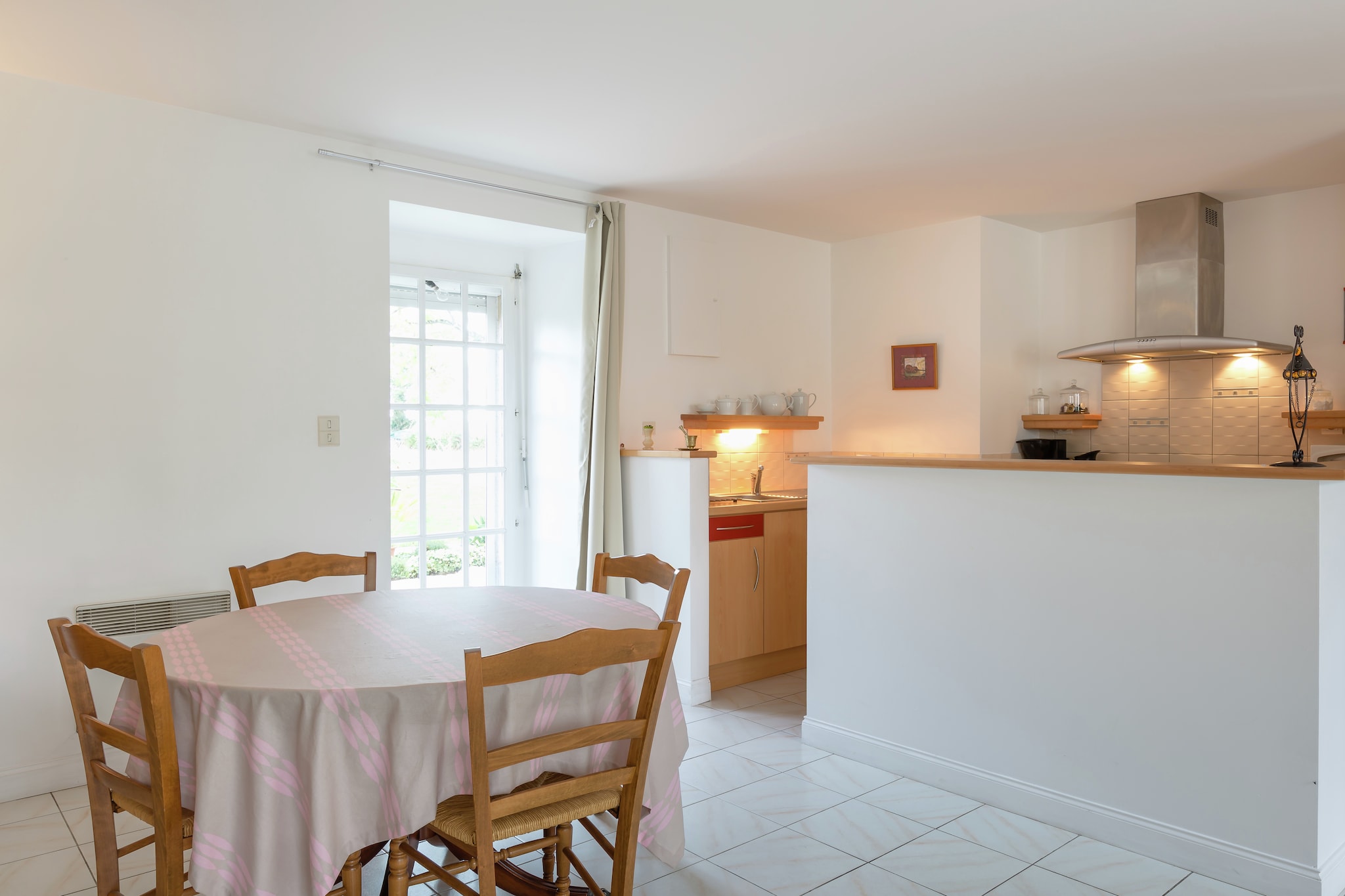 Ground floor: (Living room(TV, seating area, DVD player, CD player), open kitchen(dining table, hob, electric kettle, toaster, hood, coffee machine, oven, microwave, dishwasher, fridge), toilet, pantry(fridge, freezer, washing machine))\n\nOn the 1st floor: (bedroom(double bed(twin duvet, 160 x 200 cm)), bedroom(double bed(twin duvet, 140 x 190 cm)), bedroom(2x single bed(duvet)), bathroom(shower, washbasin), toilet)\n\npatio, heating(electric), terrace, garden, garden furniture, BBQ, children\'s bed, high chair