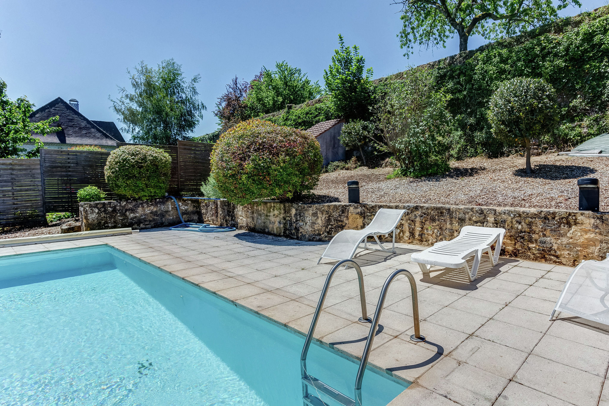Maison de vacances spacieuse avec piscine à Belvès