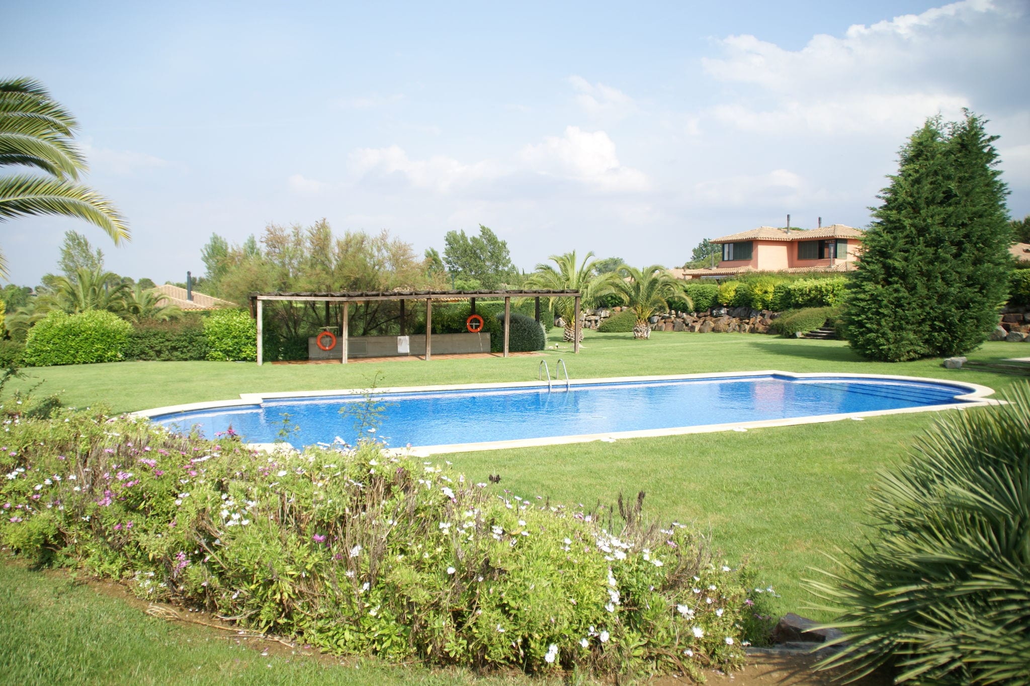 Halfvrijstaande woning op golfresort met groot gedeeld zwembad en enorme tuin