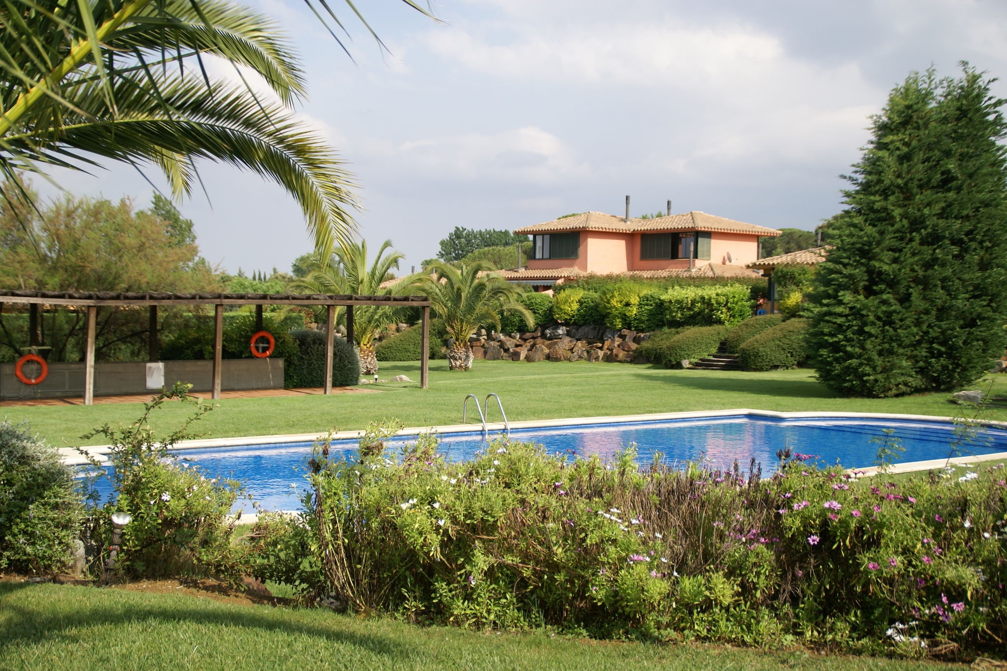 Halfvrijstaande woning op golfresort met groot gedeeld zwembad en enorme tuin