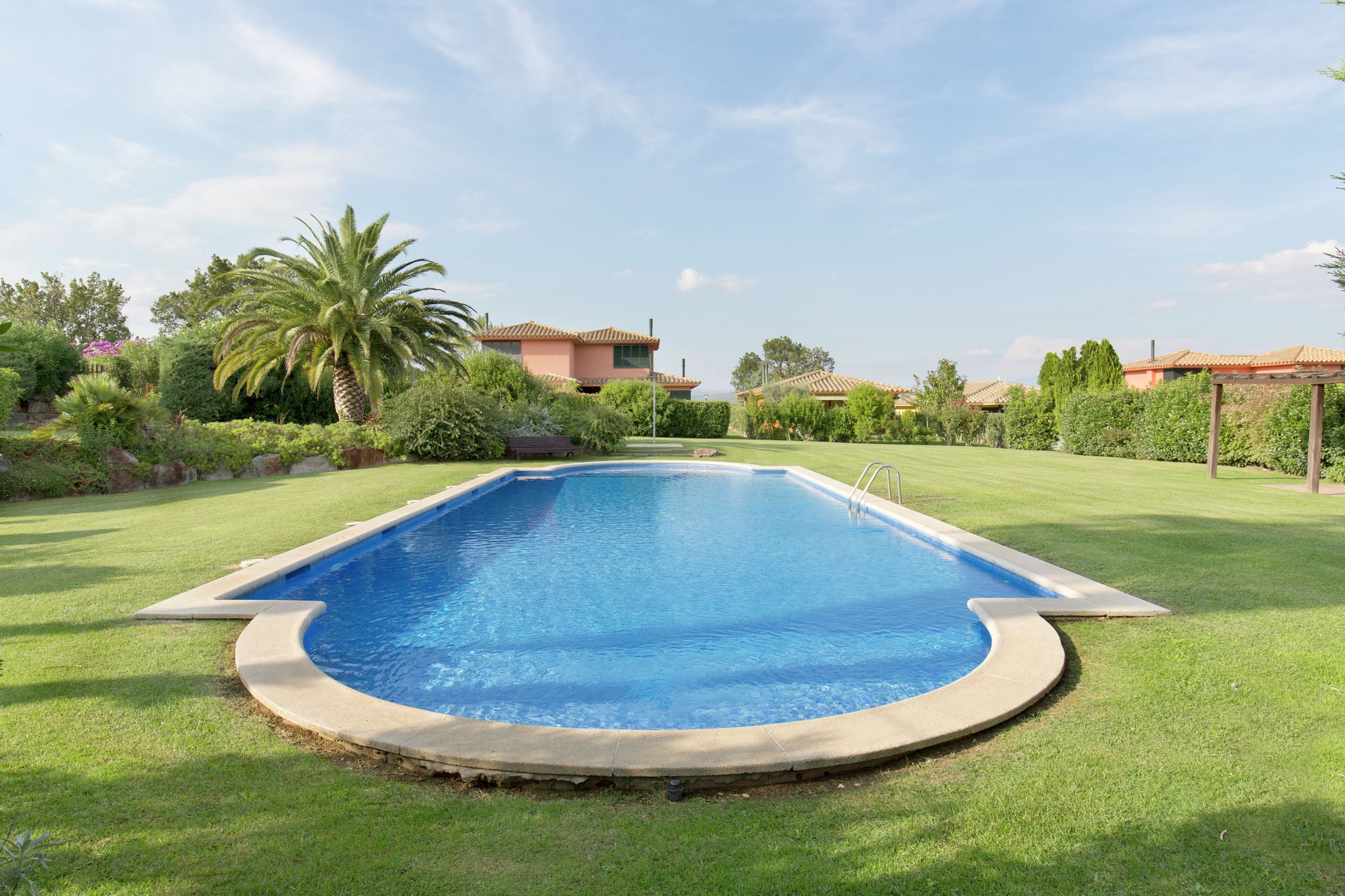 Moderne Villa in Navata Spanien mit Swimmingpool