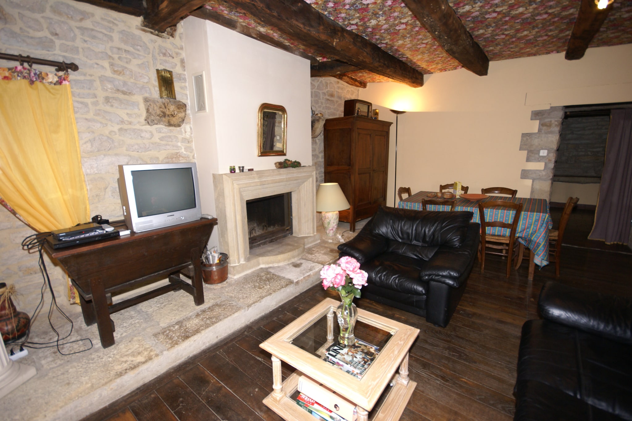 Ground floor: (Living room(TV, fireplace, seating area), Kitchen(dining table, electric kettle, cooker, coffee machine, oven, microwave, dishwasher, fridge-freezer), bedroom(double bed(160 x 200 cm)), bathroom(shower, toilet), toilet)\n\nOn the 1st floor: (bedroom(single trundle bed(90 x 180 cm), double bed(140 x 190 cm)), bedroom(2x single bed(120 x 180 cm)))\n\nBasement: (washing machine)\n\nterrace, terrace(roofed), garden, garden furniture, BBQ