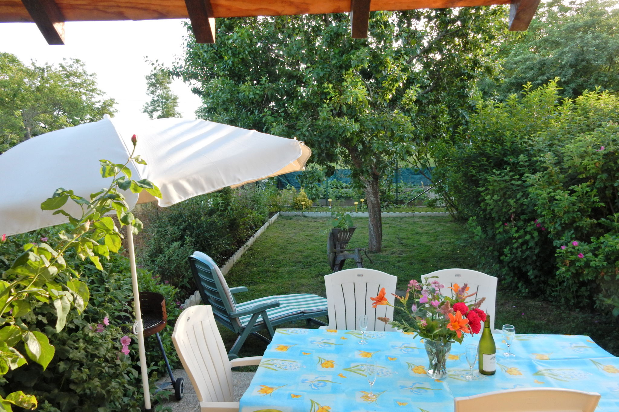 Maison de vacances paisible à Vignol avec piscine chauffée